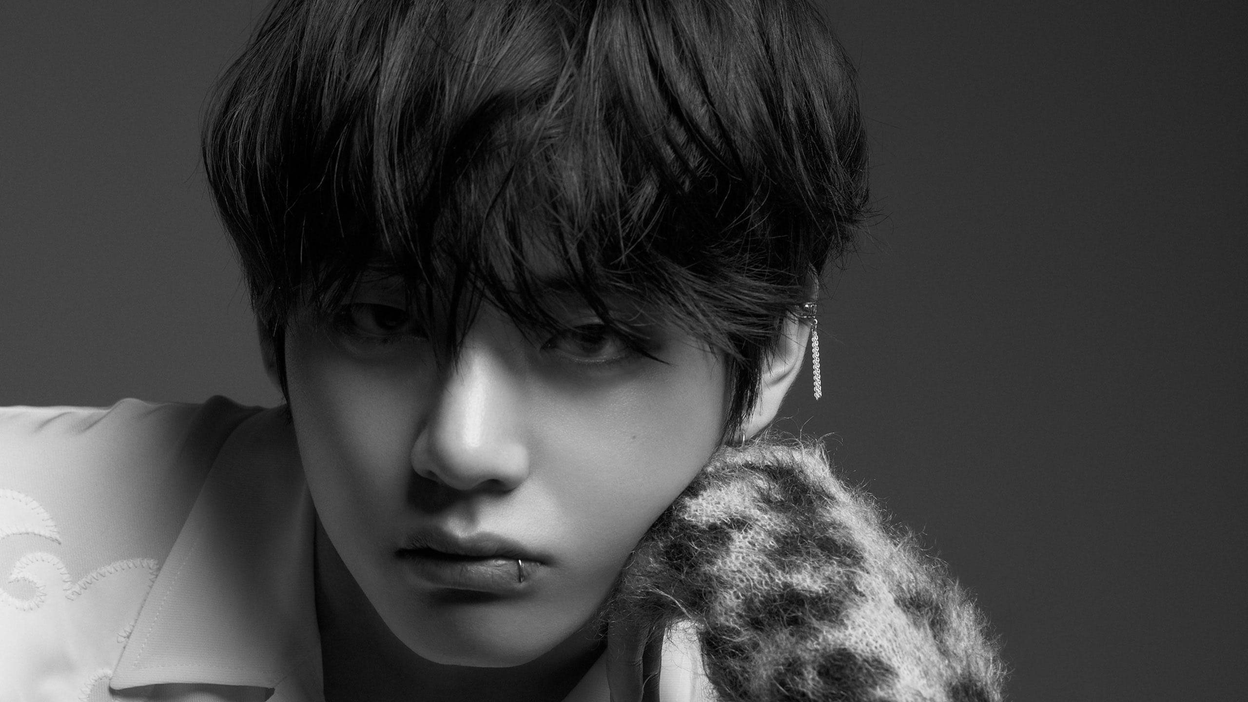 2560x1440 Download Kim Taehyung 2021 Black And White Wallpaper, Desktop