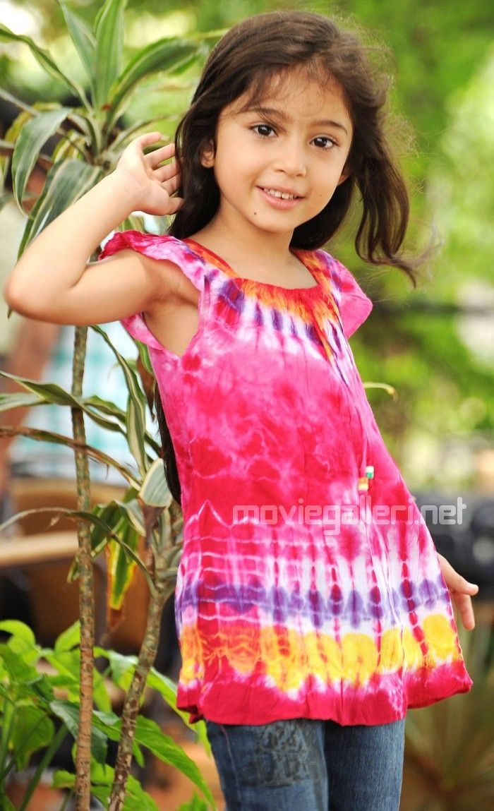 700x1150 Deiva Thirumagan Sara Cute Photo Stills Nanna Child Aritist. New Movie Posters, Phone