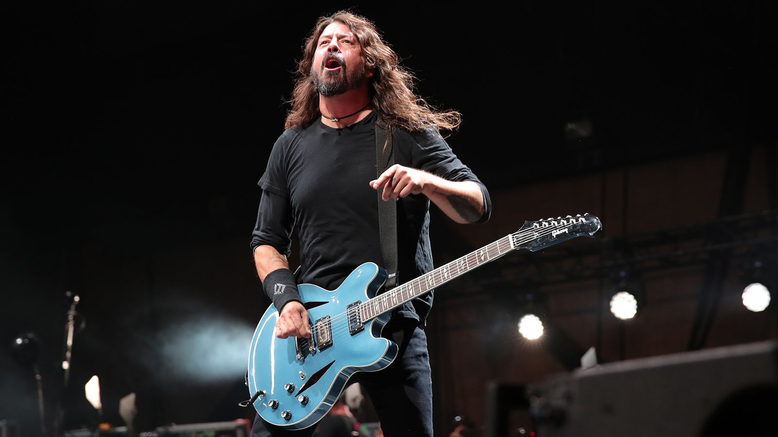 1600x900 Watch Foo Fighters' Dave Grohl Fall Off.revolvermag.com, Desktop