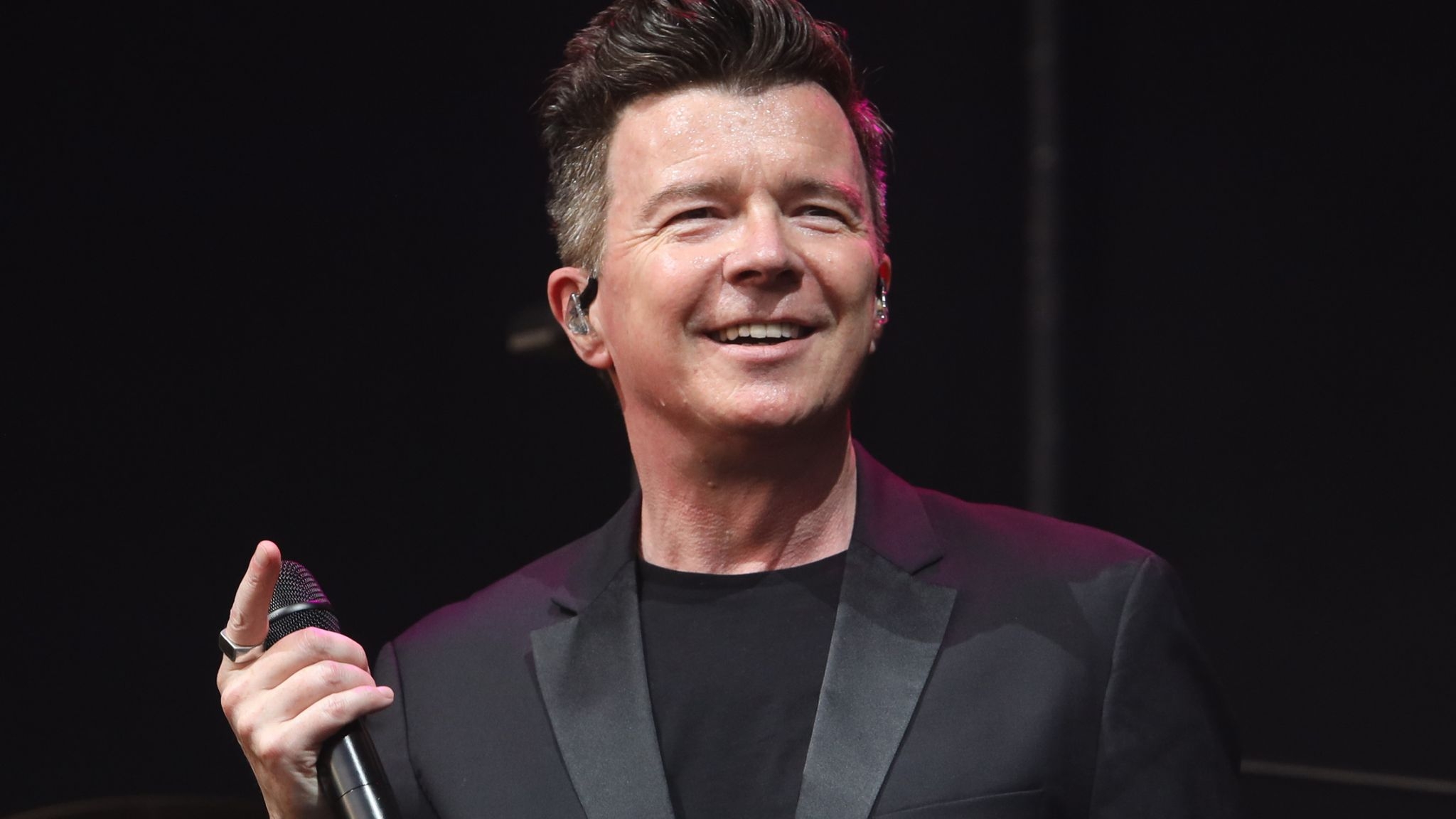 2050x1160 Coronavirus: Rick Astley to play free gig for NHS and emergency, Desktop