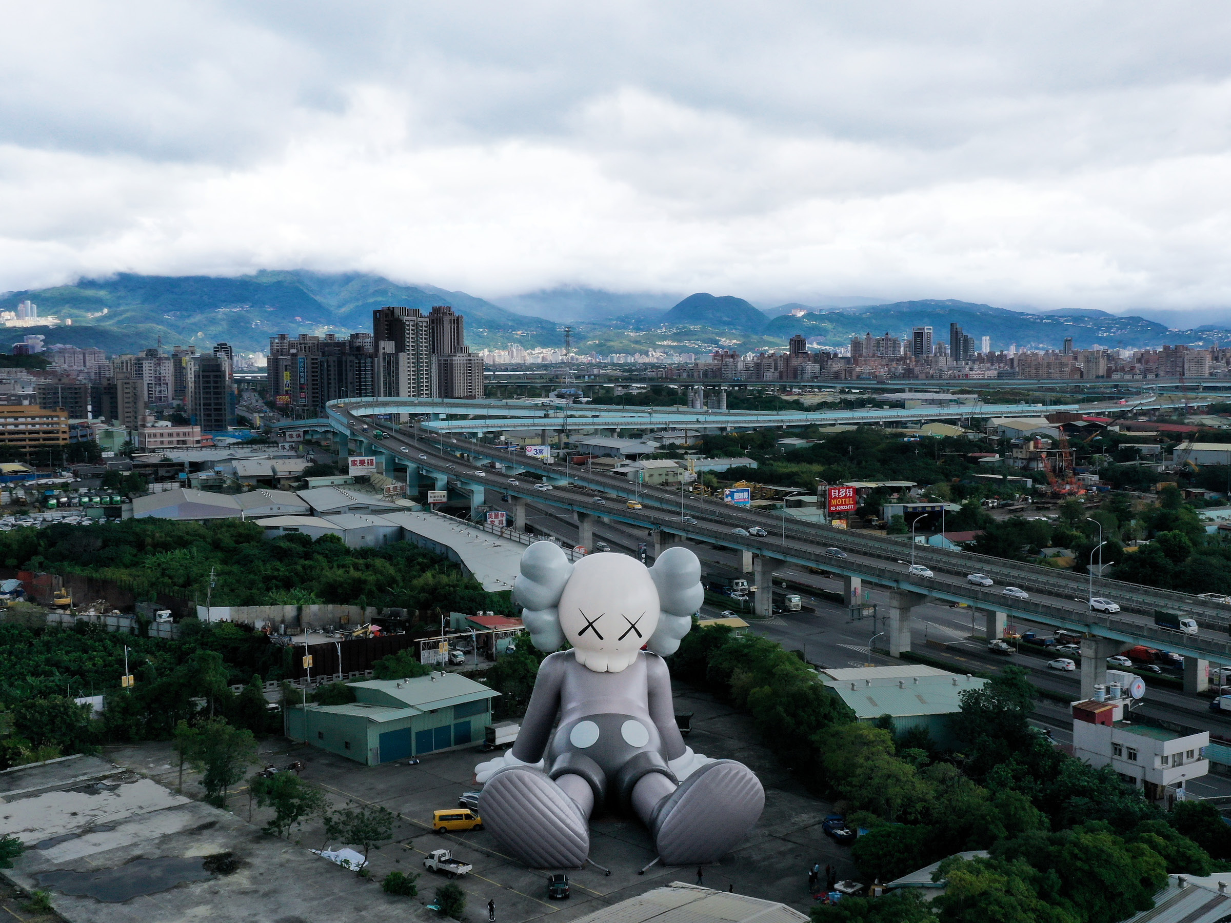 2400x1800 KAWS Is Unveiling An Enormous 11 Story Sculpture In Taipei, His Largest Work To Date, Desktop