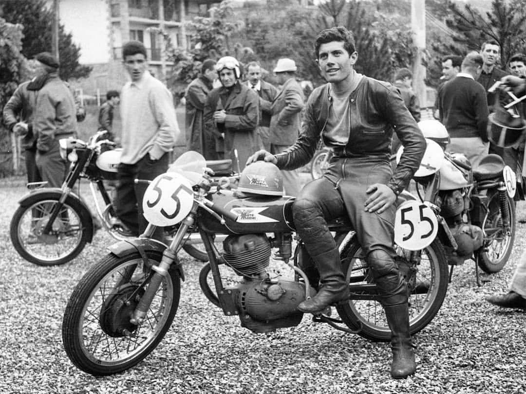 1080x810 A young Giacomo Agostini with his 175cc Moto Morini prior a race, Desktop