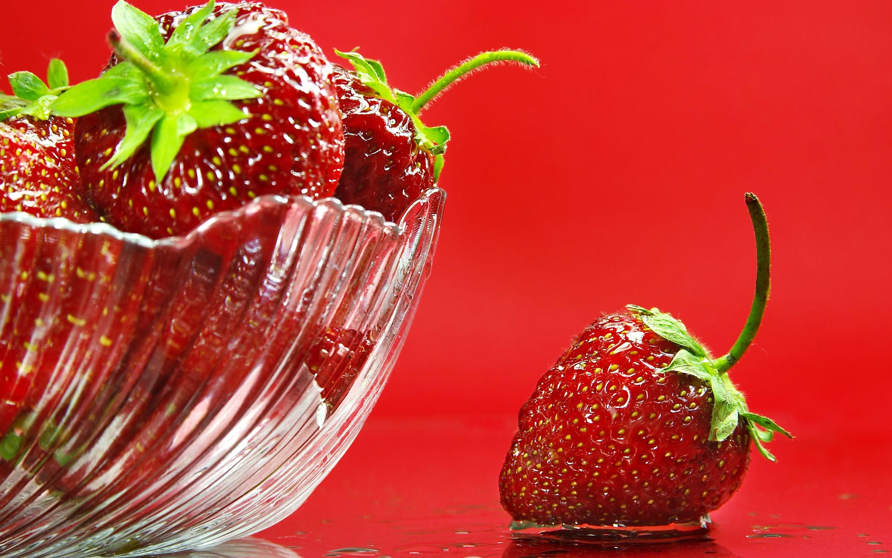 2880x1800 Strawberry Wallpaper, Desktop