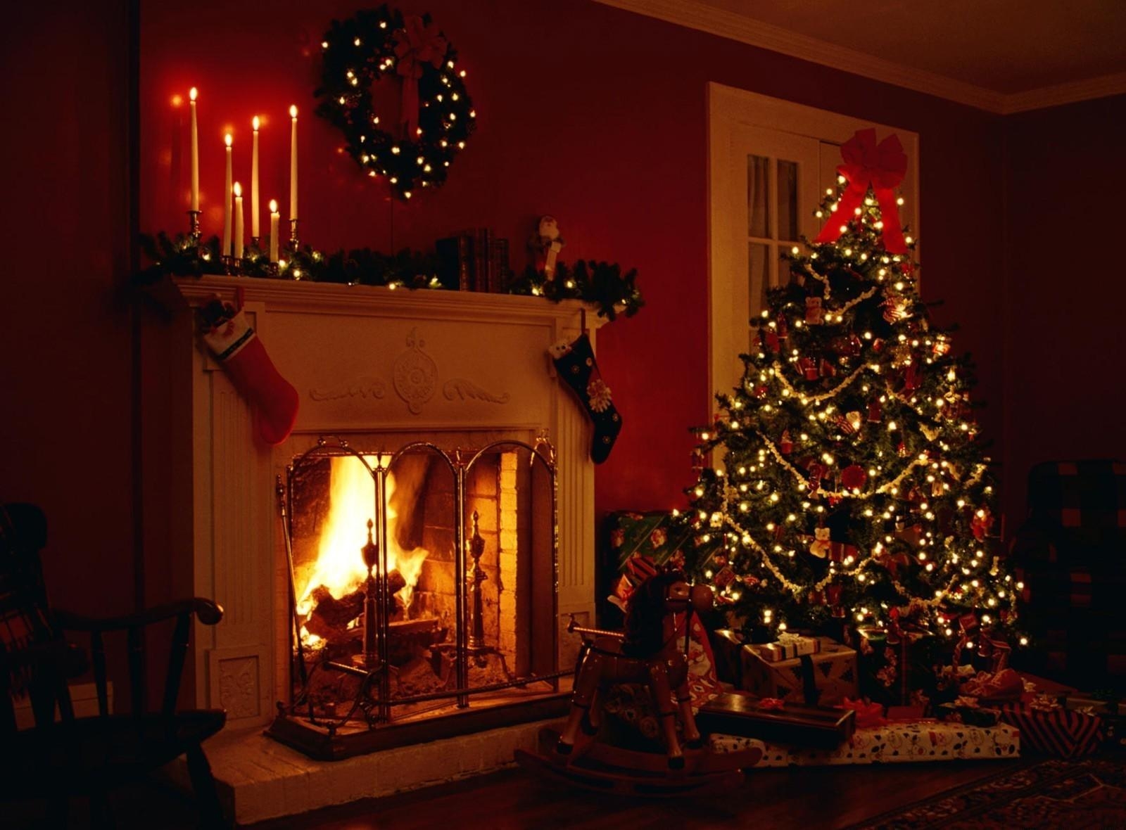 1600x1180 Free Christmas Fireplace Wallpaper, Desktop