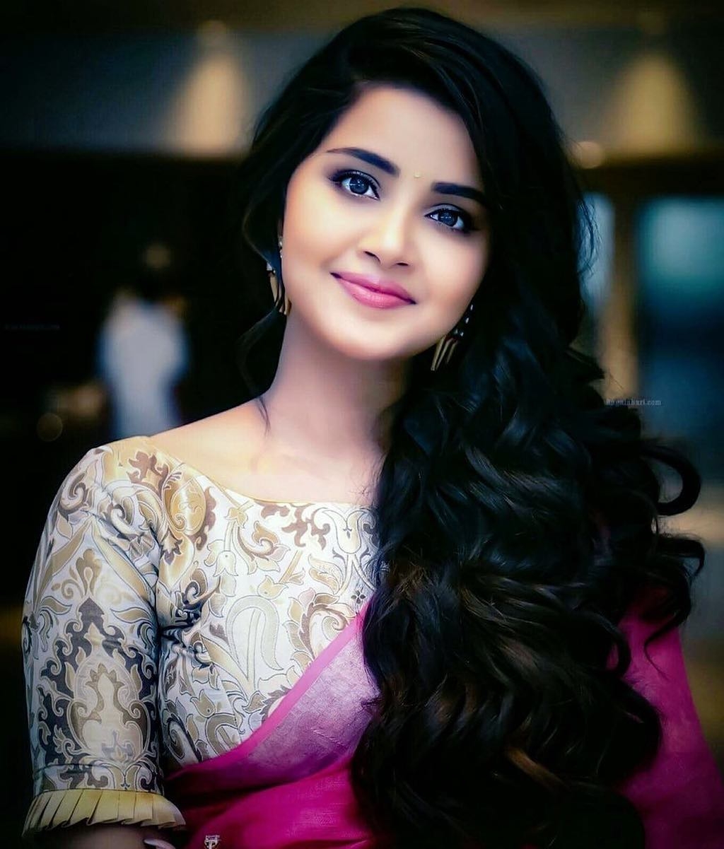 1030x1210 Anupama Parameswaran, Phone