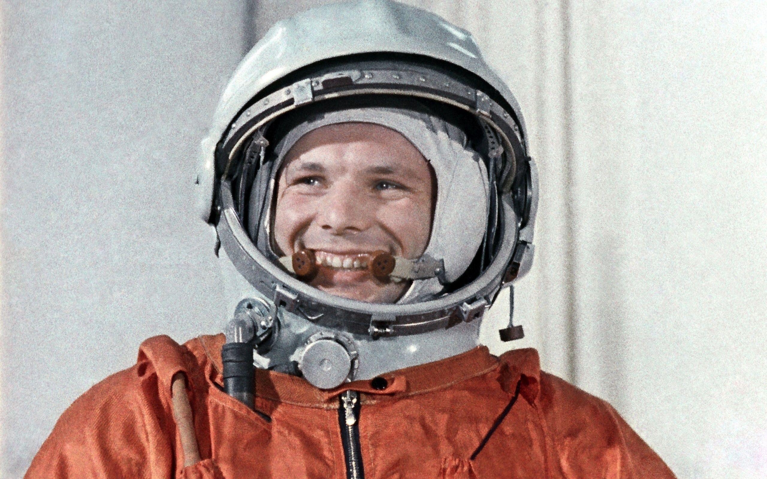 2560x1600 Cosmonaut, Pilot, Hero, Yuri Gagarin, Smile, Legend, Desktop