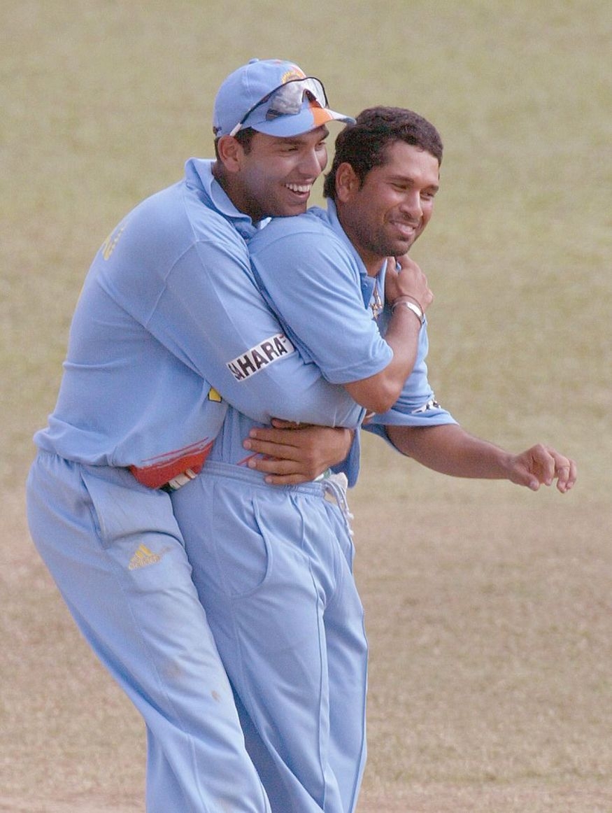 880x1170 Candid Photo of 'God of Cricket' Sachin Tendulkar, Phone