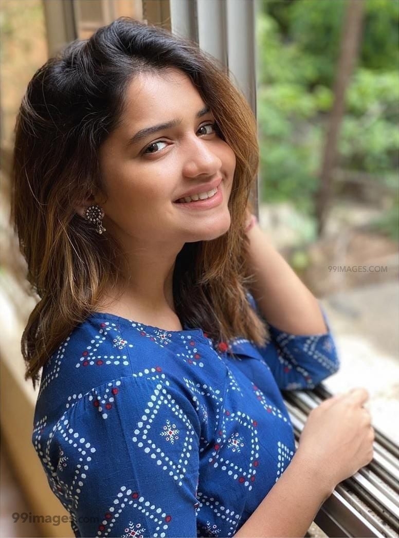 780x1050 Hruta Durgule Latest Hot HD Photo / Wallpaper (1080p) (Instagram / Facebook) () (2020), Phone