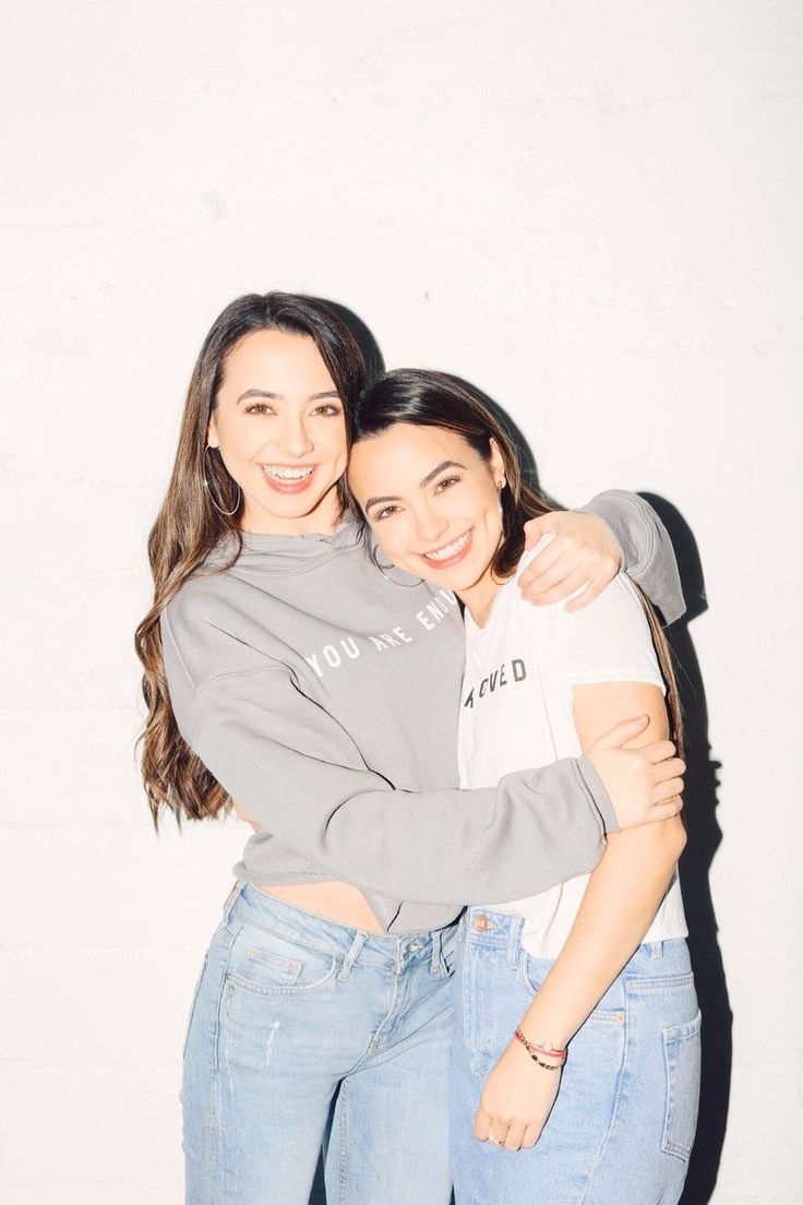 740x1110 Veronica and Vanessa Merrell. Merrell twins, Merrell twins instagram, Merell twins, Phone