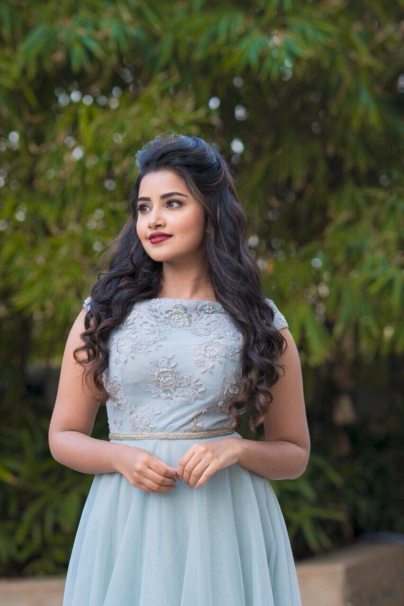 800x1200 Download Anupama Parameswaran New Photo WallPapers 2021, Phone