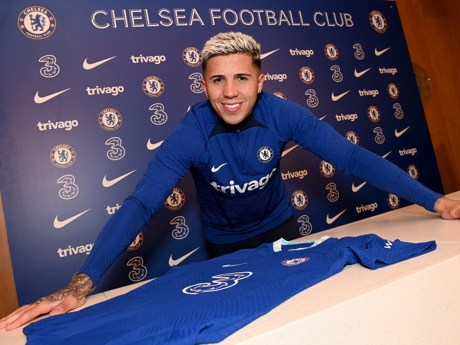 1920x1440 Enzo Fernandez unveiled by Chelsea! Most expensive signing in Premier League history's Blues squad number revealed, Desktop