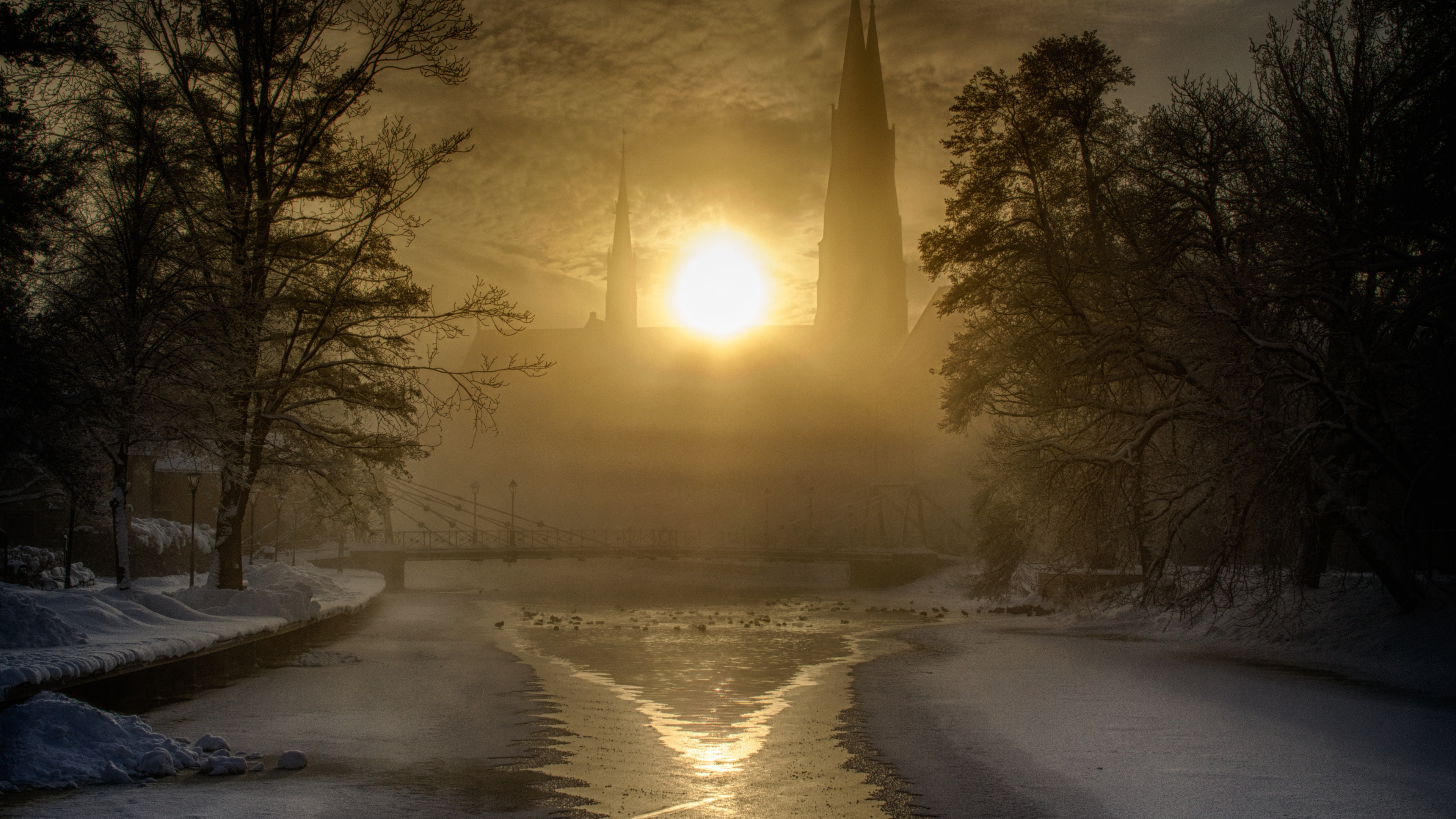 3840x2160 BOTPOST ITAP of the sun rising behind Uppsala Cathedral in winter, Desktop
