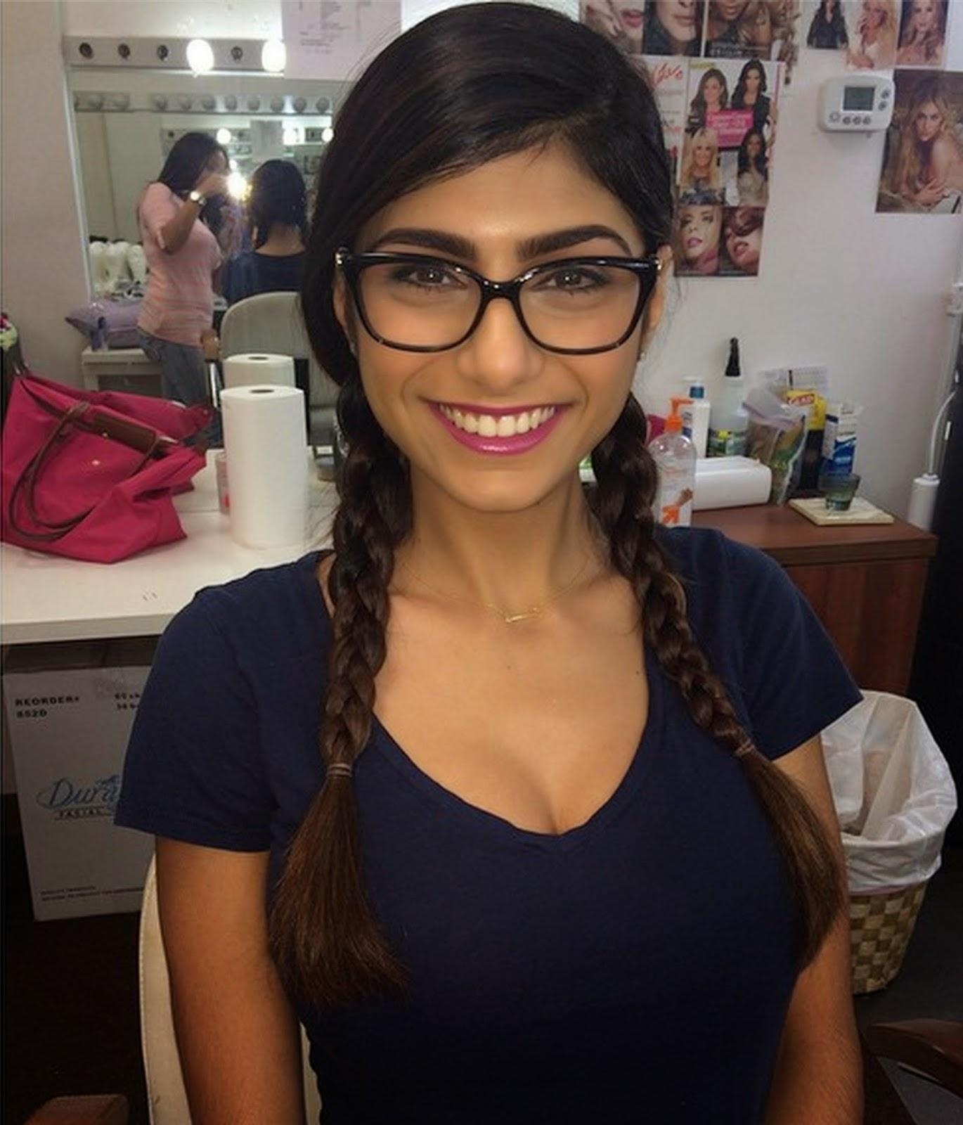 1370x1600 HD Wallpaper: Happy Smiling Mia Khalifa Wallpaper, Phone