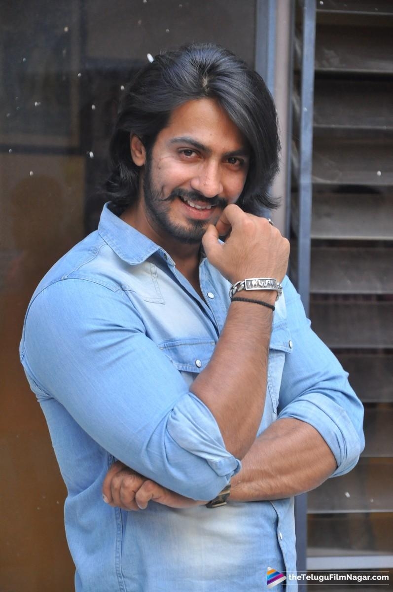 800x1200 Thakur Anoop Singh Stills Rogue Movie Press Meet, Phone