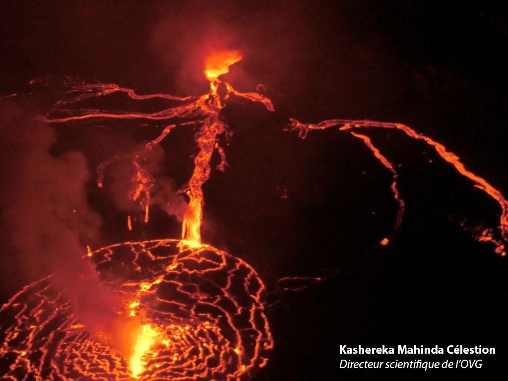 1030x770 Nyiragongo volcano (DR Congo): side vent inside crater again active, Desktop