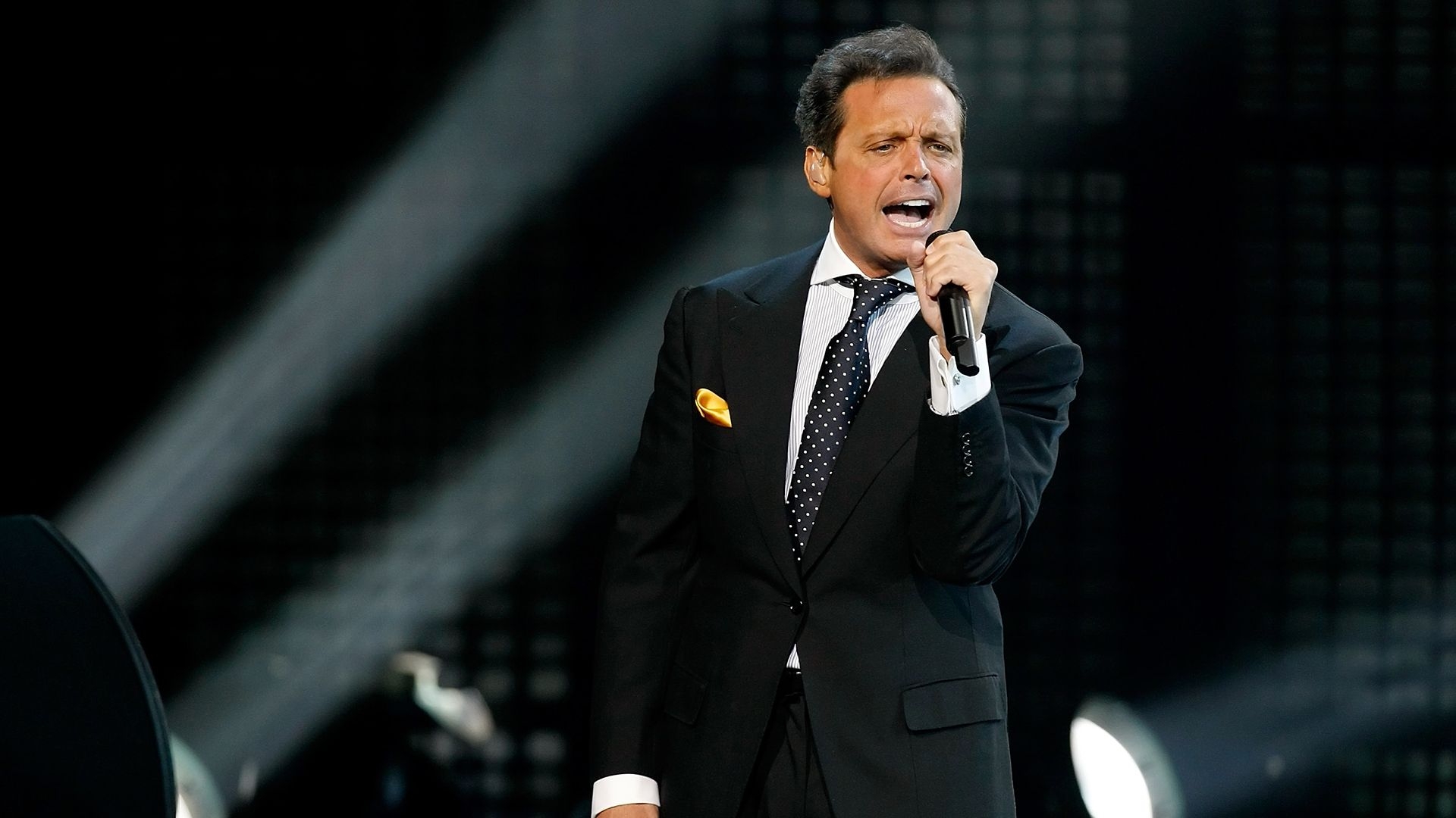 1920x1080 Luis Miguel In Concert At The Colosseum At Caesars Palace, Desktop