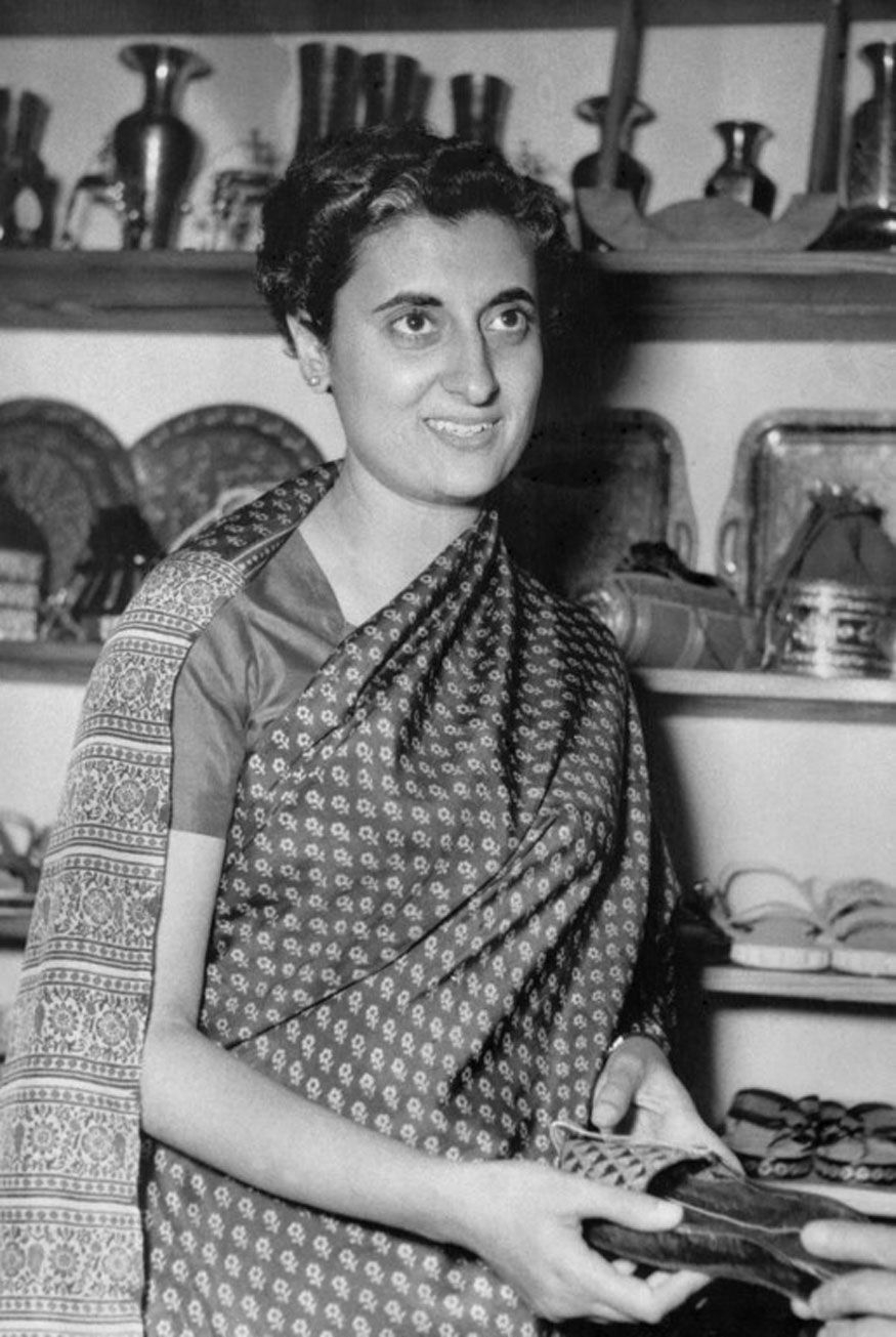 880x1310 Indira Gandhi Birth Anniversary: 24 Rare Photo of 'Iron Lady, Phone