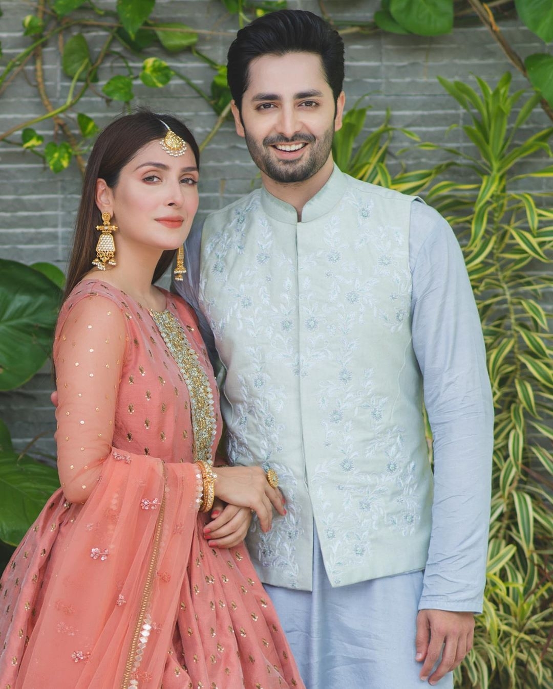 1080x1350 Ayeza Khan & Danish Taimoor's Beautiful Clicks on Eid with Family, Phone