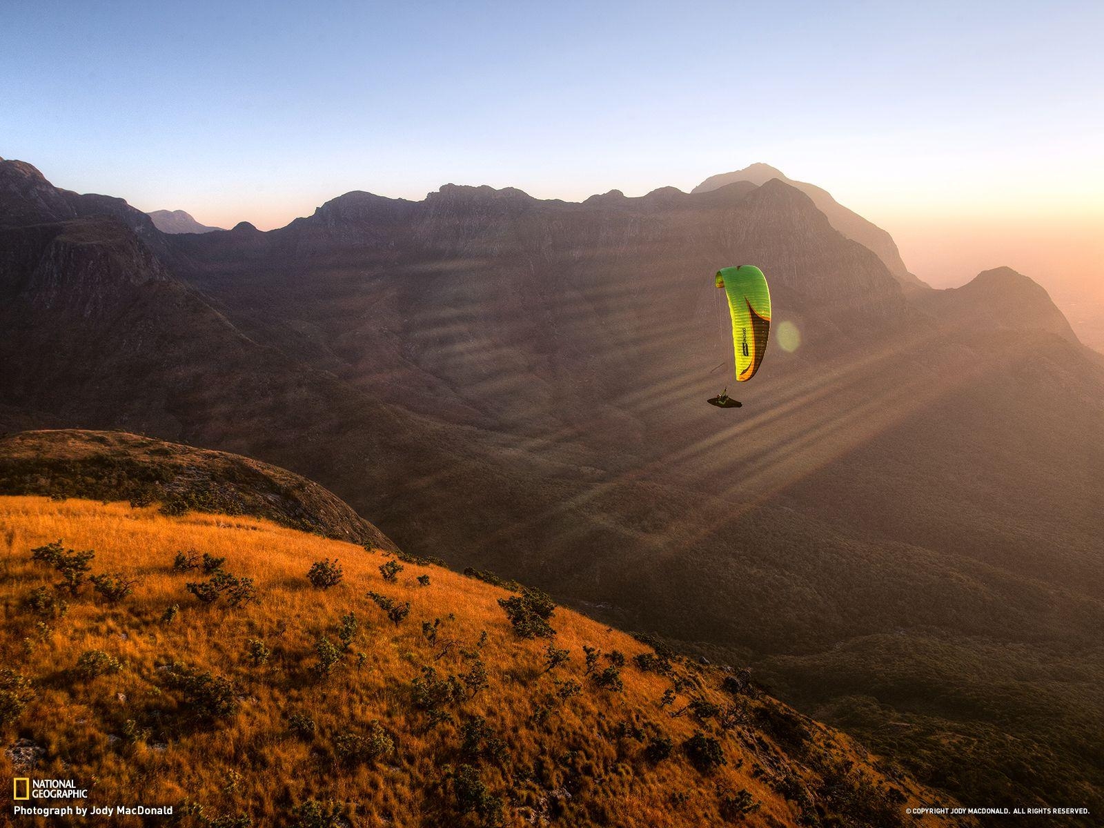 1600x1200 Paragliding in Malawi, Africa, Desktop