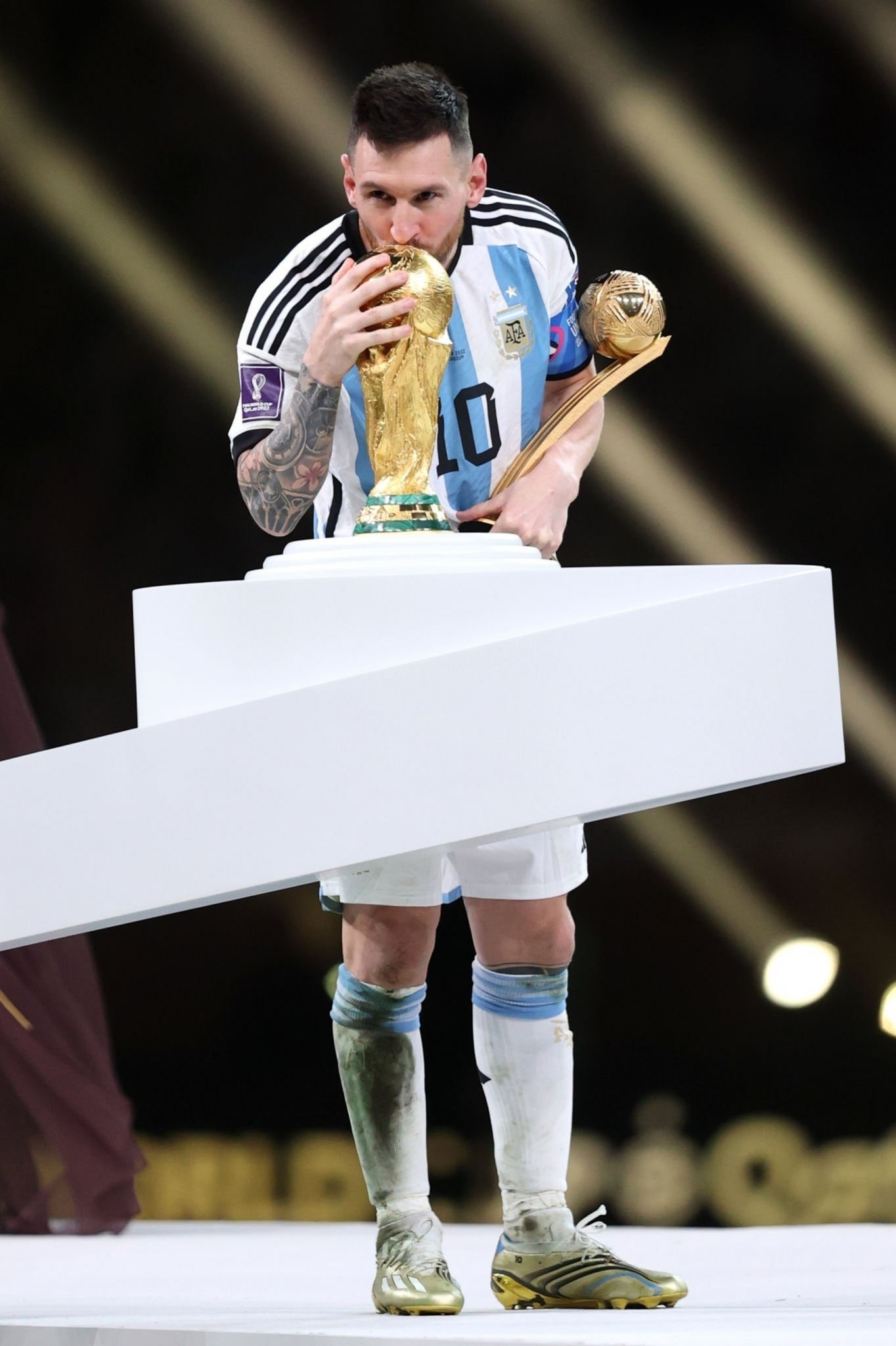 1370x2050 Lionel Messi kissing the World Cup, Phone