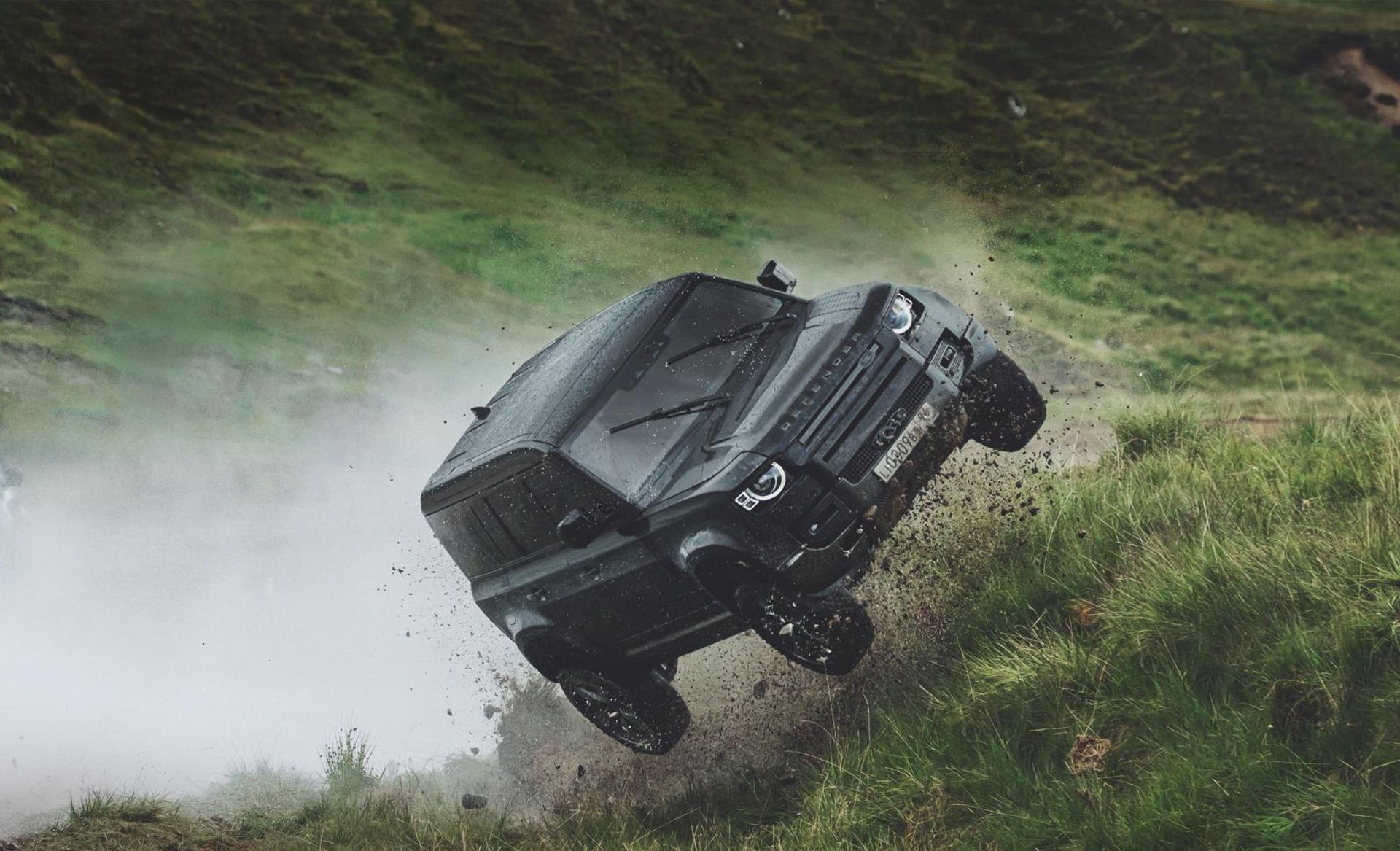 1920x1170 Land Rover demonstrates toughness of new Defender on James Bond, Desktop