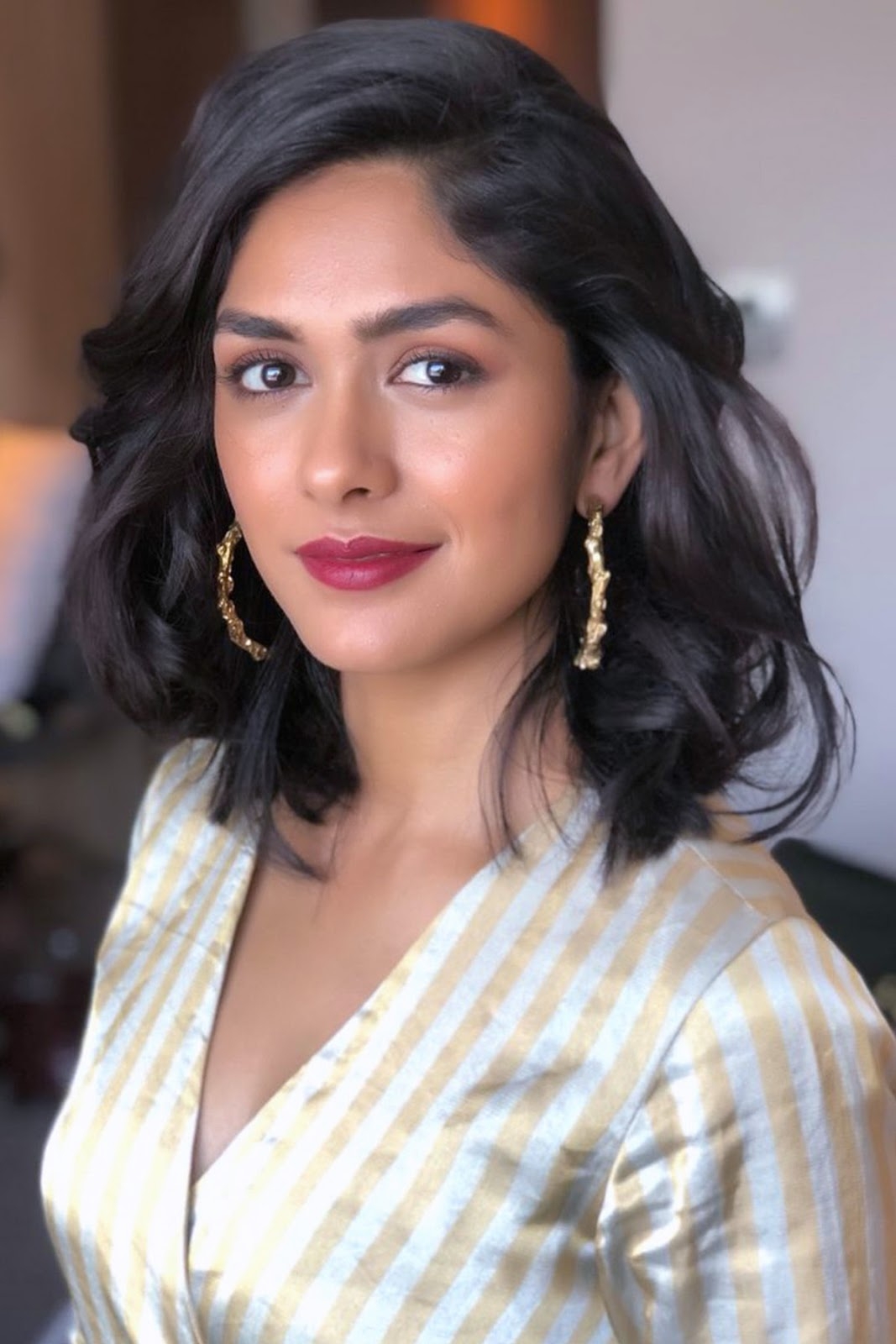 1070x1600 Mrunal Thakur Photo HD, Phone
