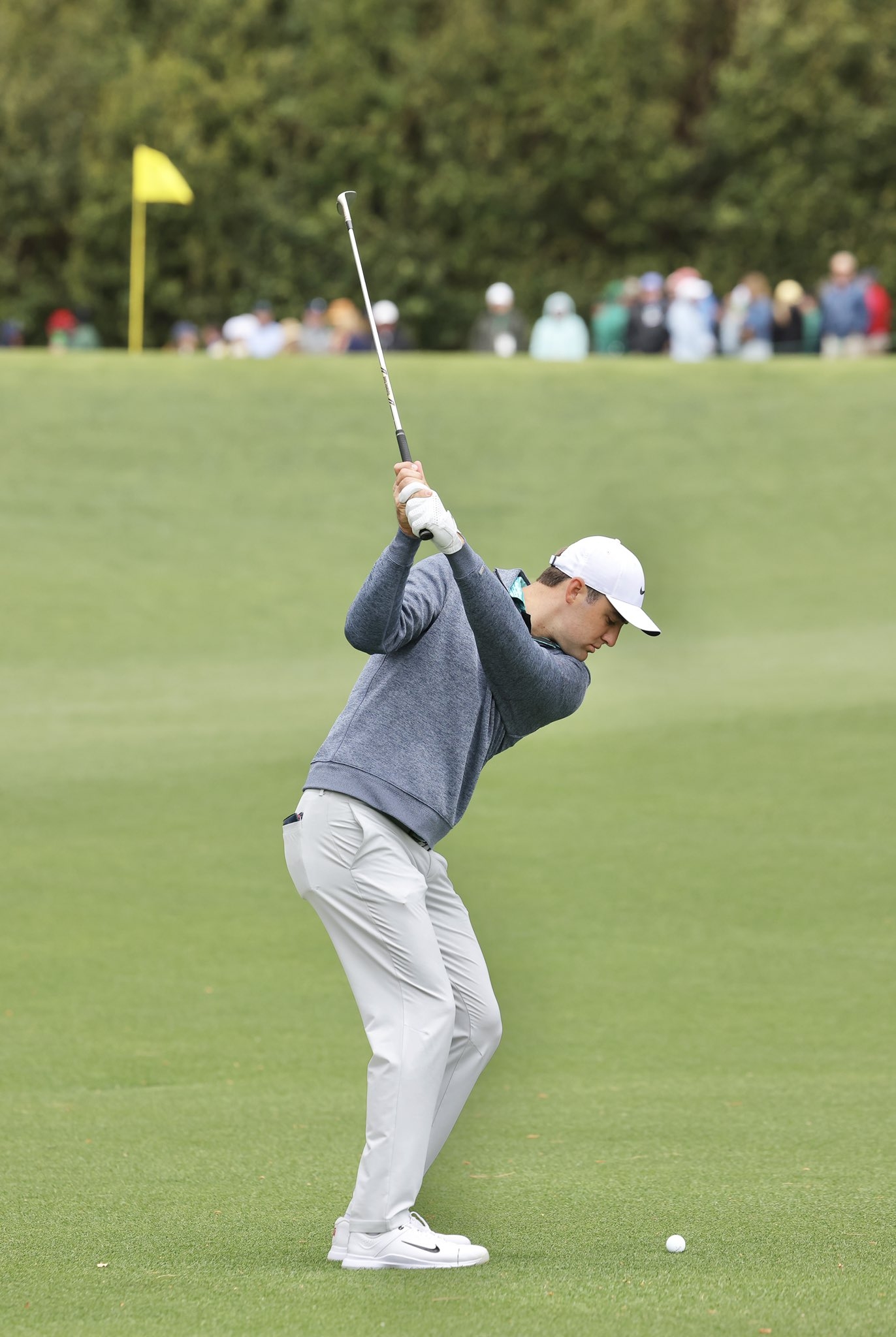 1380x2050 TheMasters leader Scottie Scheffler, Phone