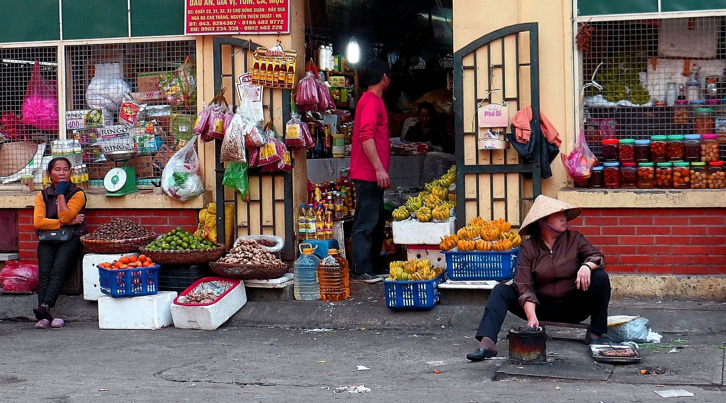 2550x1420 Wallpaper, life, street, door, lumix, sitting, market, candid, side, Desktop