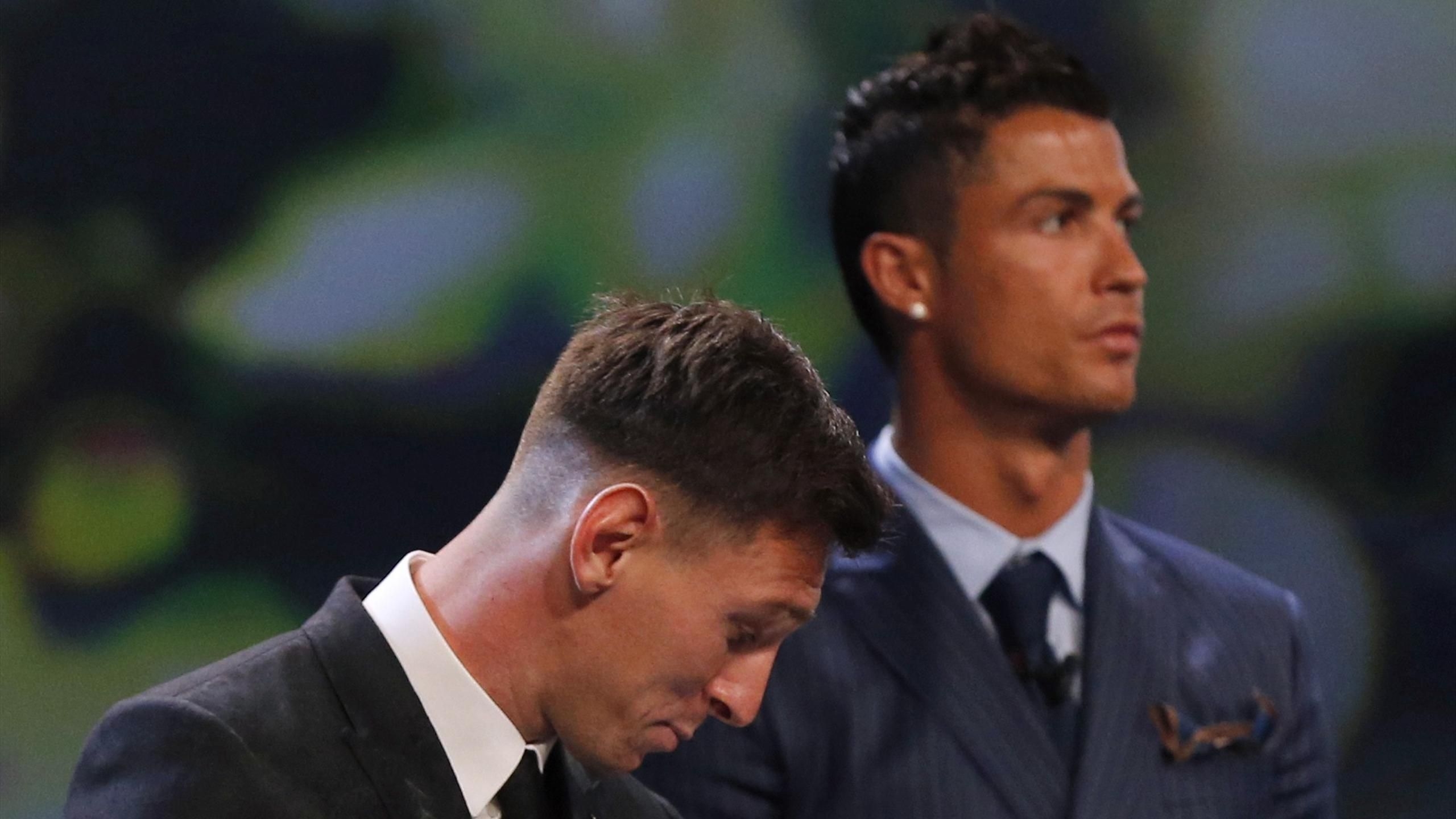 2560x1440 Cristiano Ronaldo's suit steals the show at UEFA Best Player in Europe award ceremony, Desktop