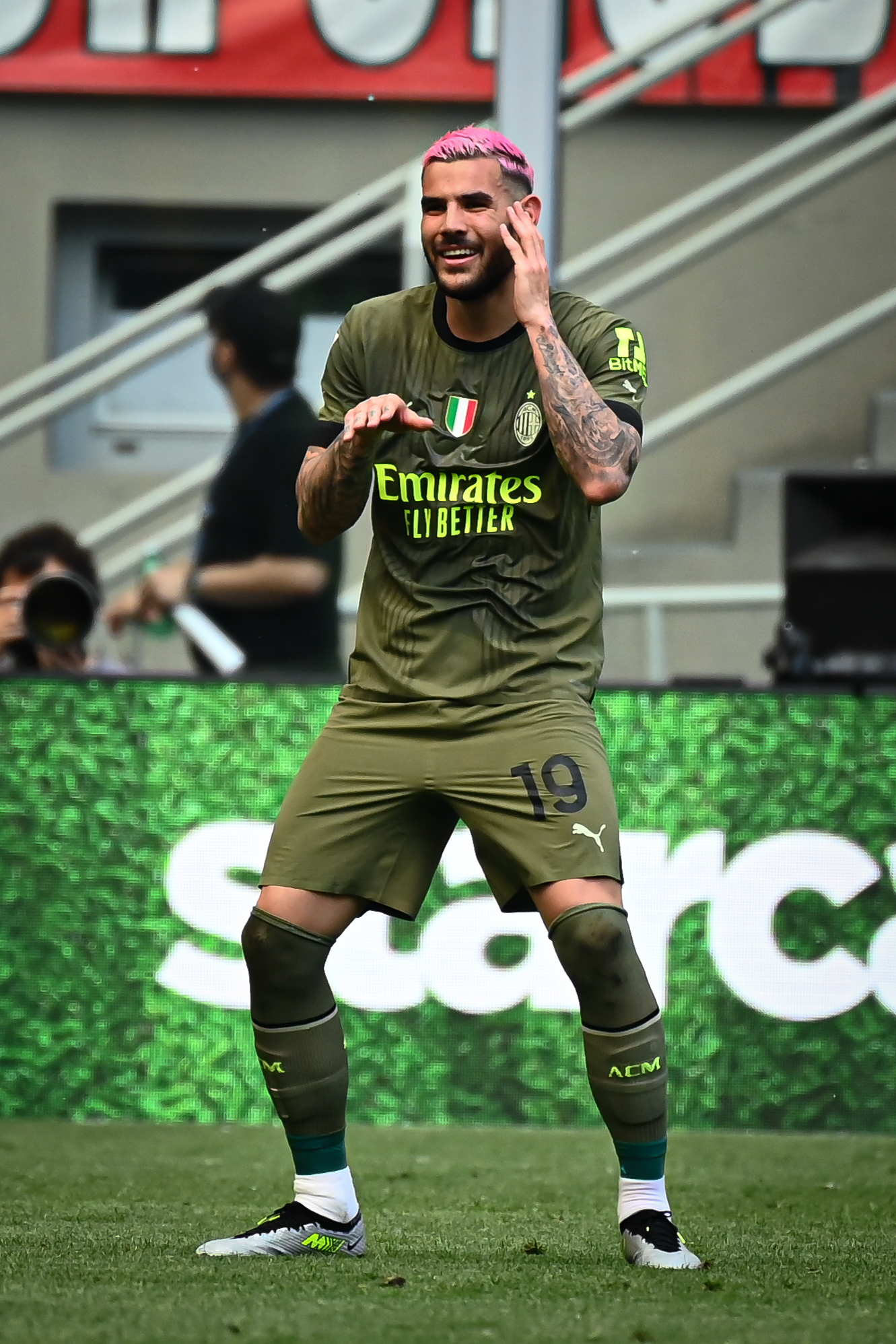 1340x2000 AC Milan star Theo Hernandez runs, Phone