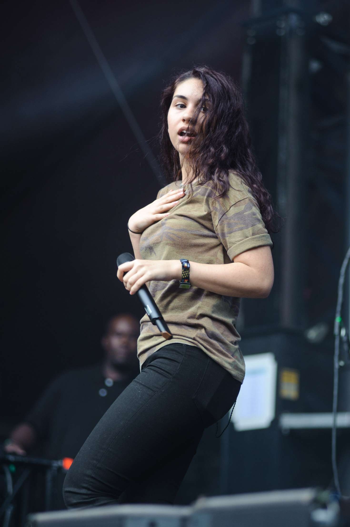 1470x2210 Alessia Cara on Day 2 of Lollapalooza in Chicago, Phone