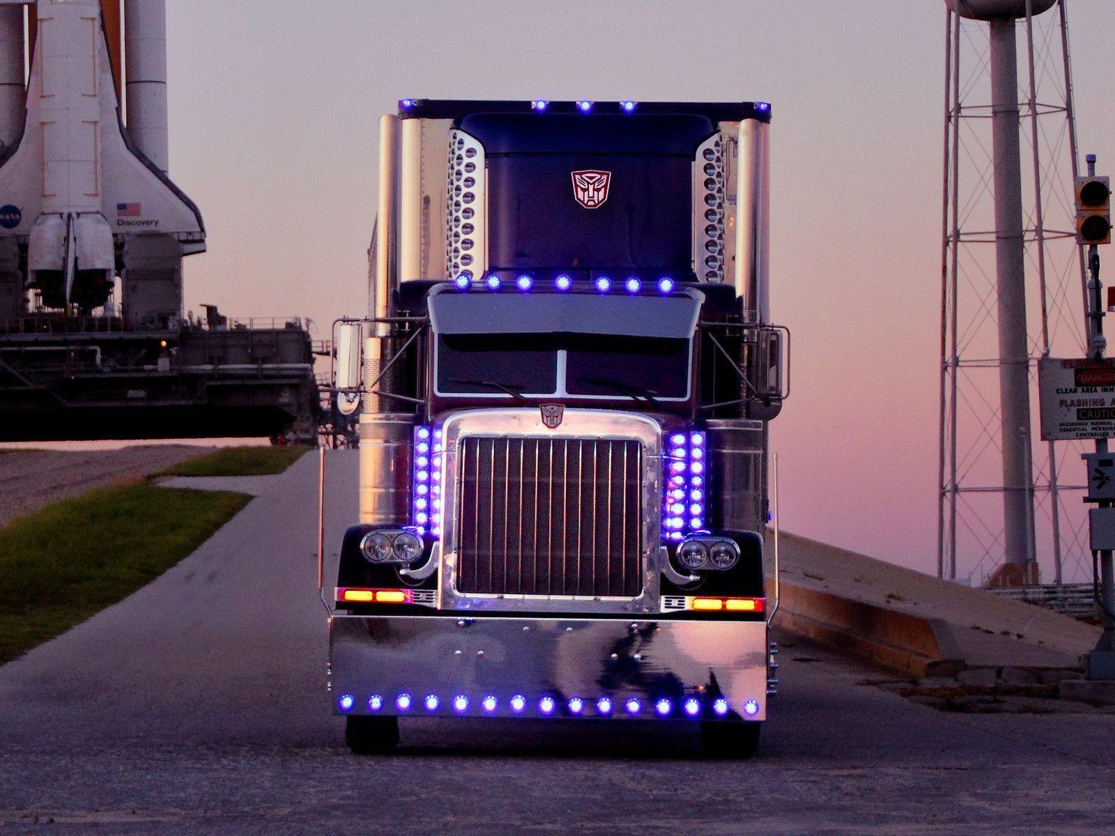 1600x1200 Peterbilt 359 Optimus Prime transformers semi tractor rig, Desktop