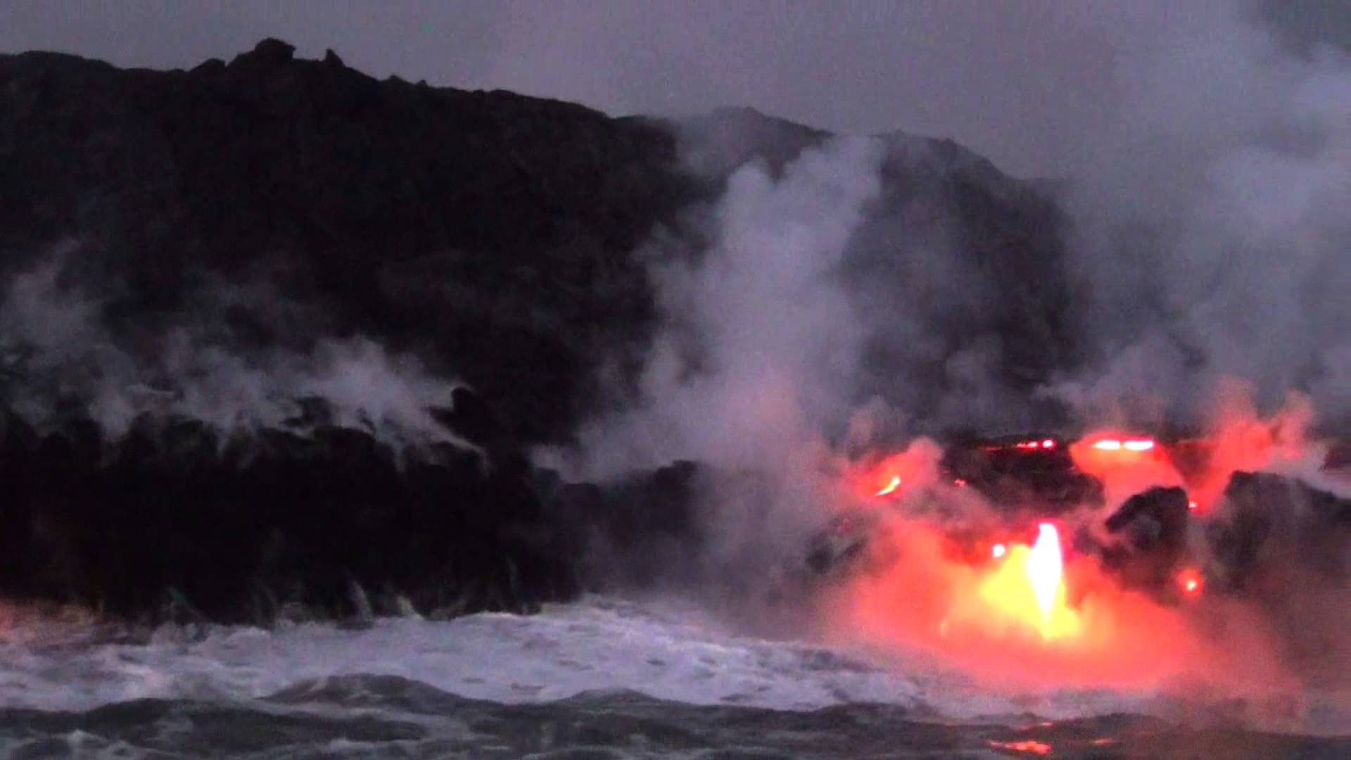 1920x1080 Lava meets sea in Hawai'I at the Volcanoes National Park, Desktop