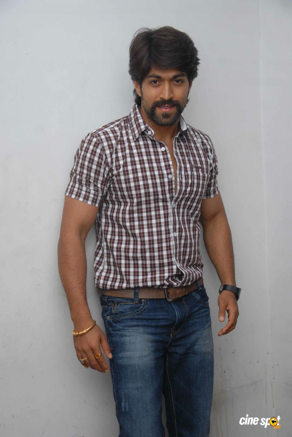 1030x1530 Yash at Raja Huli Press Meet (2), Phone