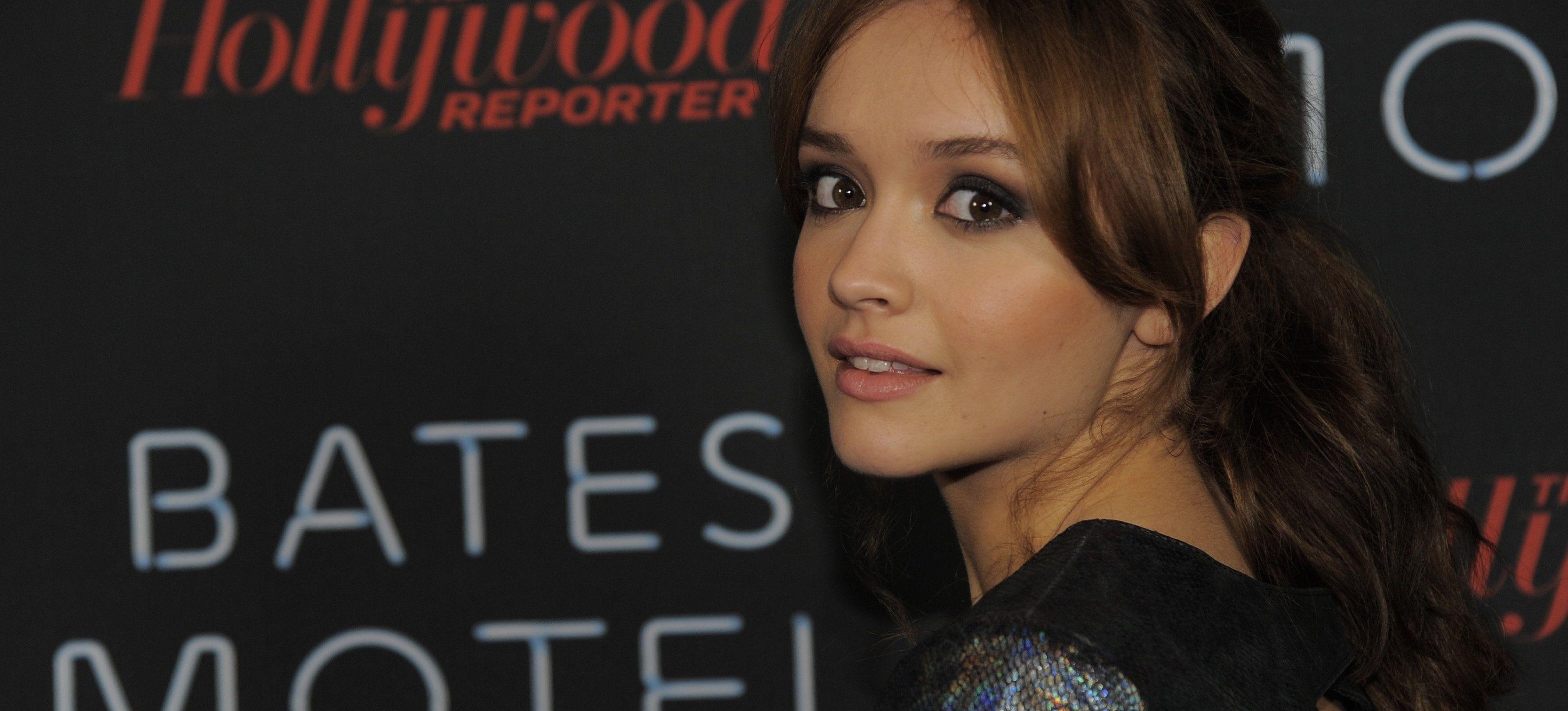 3530x1600 Olivia Cooke Wedding Wallpaper, Dual Screen