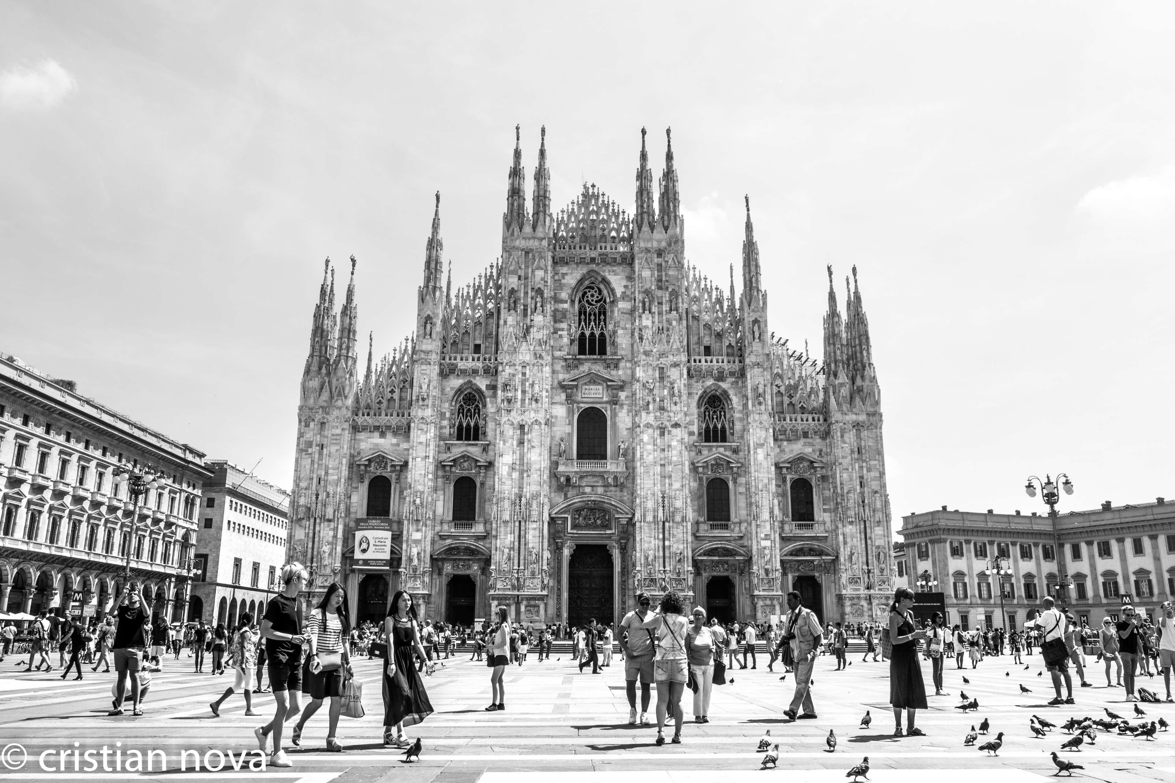 3840x2560 bw, bird, black and white, bw, cathedral, cathedral square, downtown, Desktop