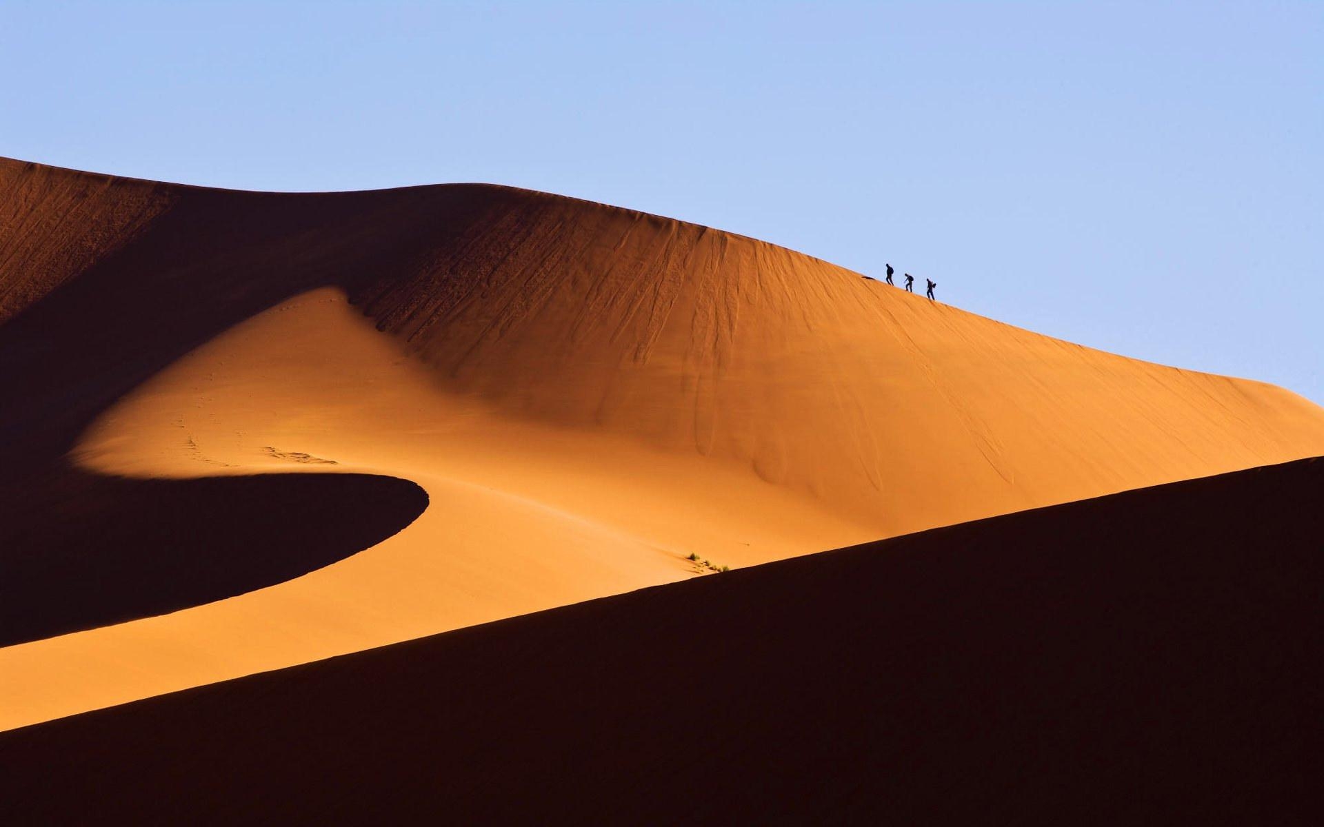 1920x1200 Hiking Along a Sand Dune, Namib Desert, Sossusvlei, Namibia, Desktop