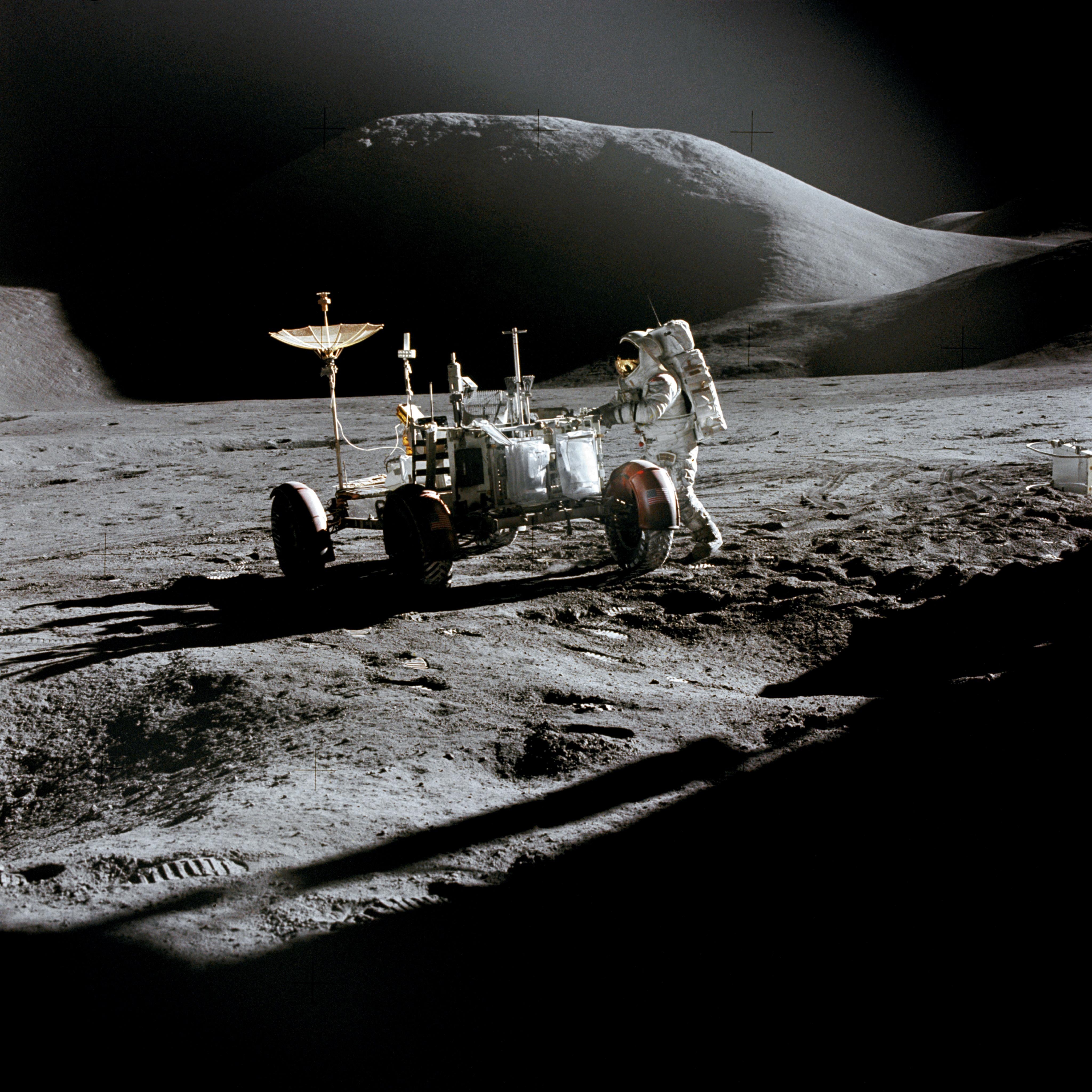 4100x4100 The best wallpaper of the Apollo 11 mission in 4k and other curiosities, Phone