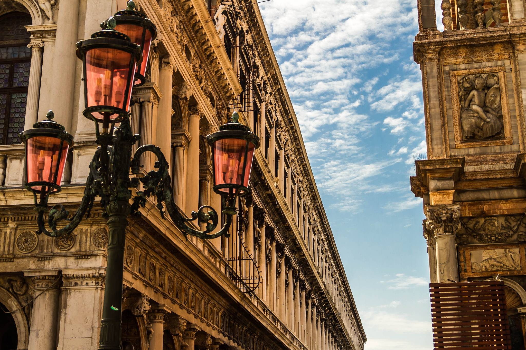 2050x1370 Balcony with flowers in Verona, image store, Desktop