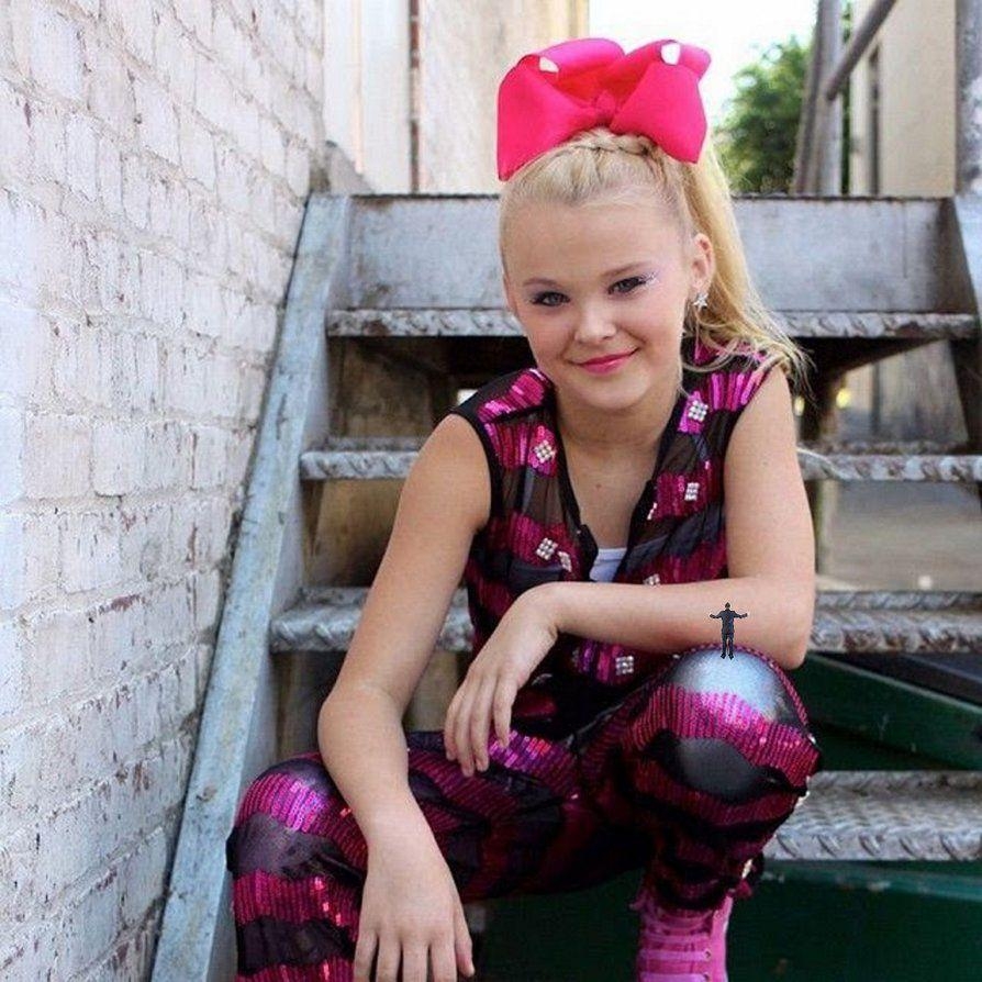 900x900 Jojo Siwa and tiny man, Phone