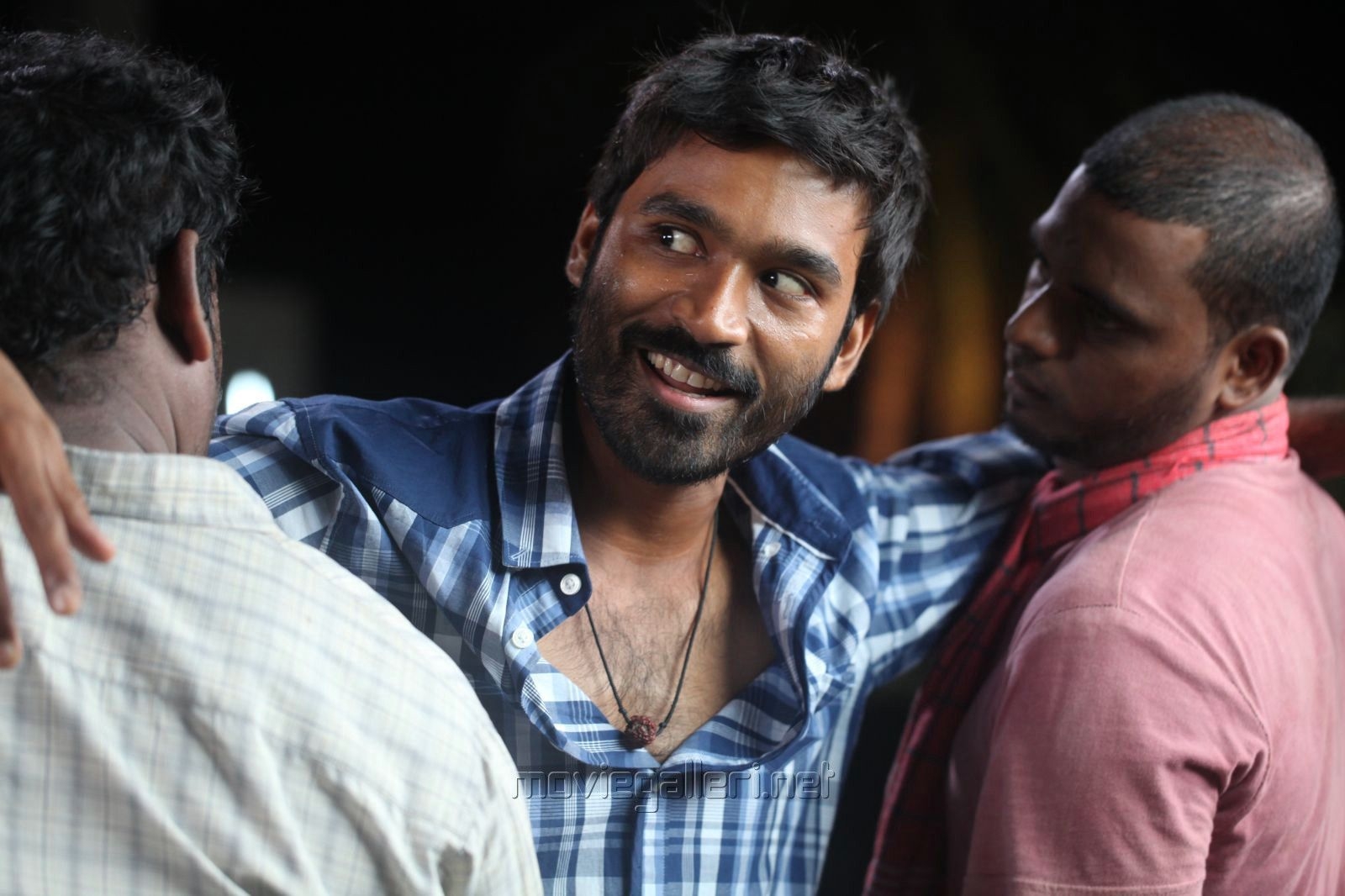 1600x1070 Velai Illa Pattathari Movie Photo. Dhanush. Amala Paul. New Movie Posters, Desktop