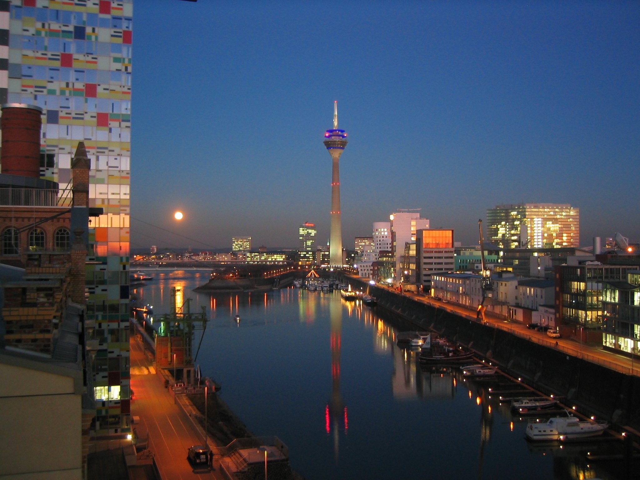 2050x1540 Beautiful Dusseldorf Picture, Desktop