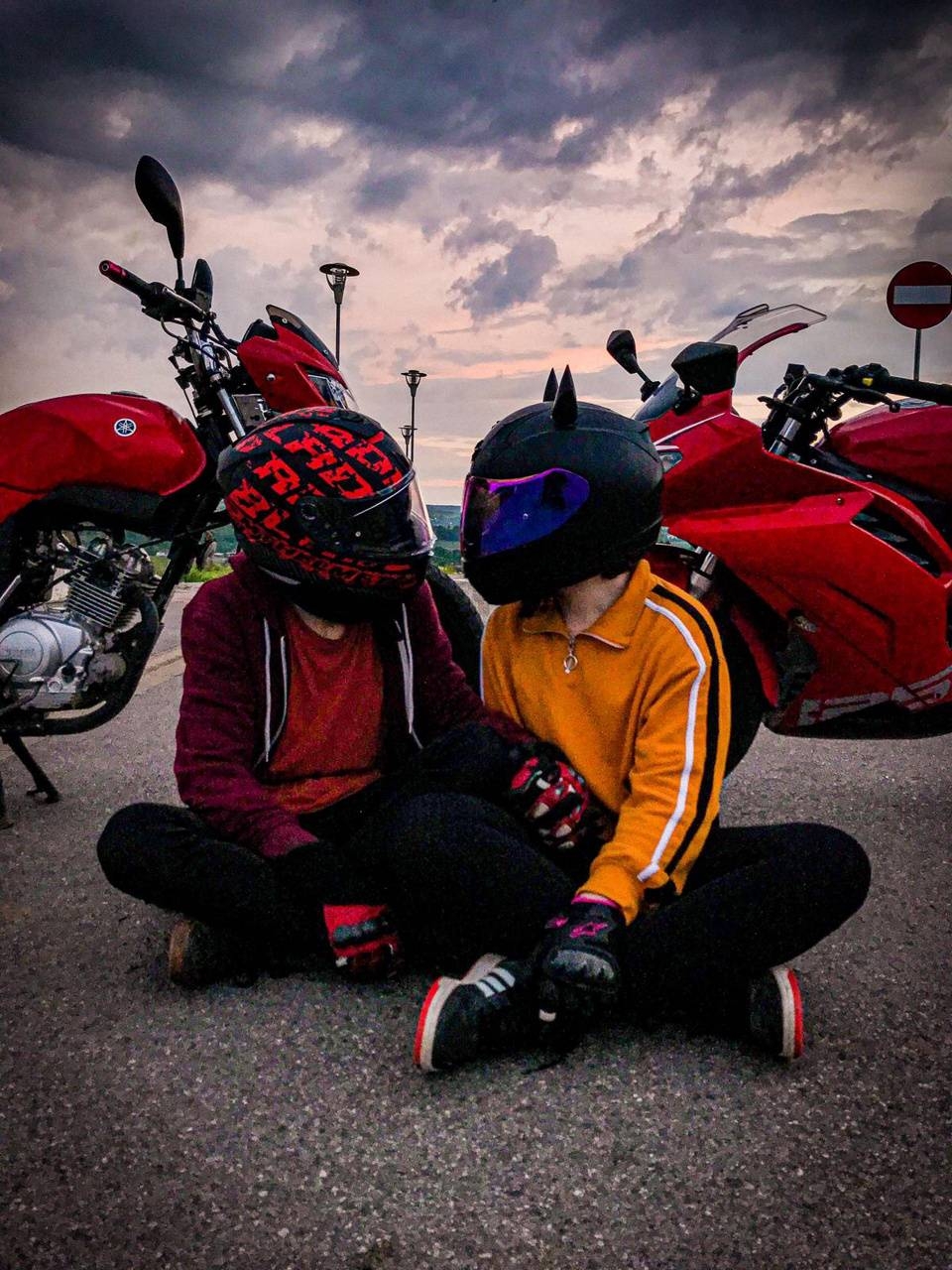 960x1280 Moto Couple wallpaper, Phone