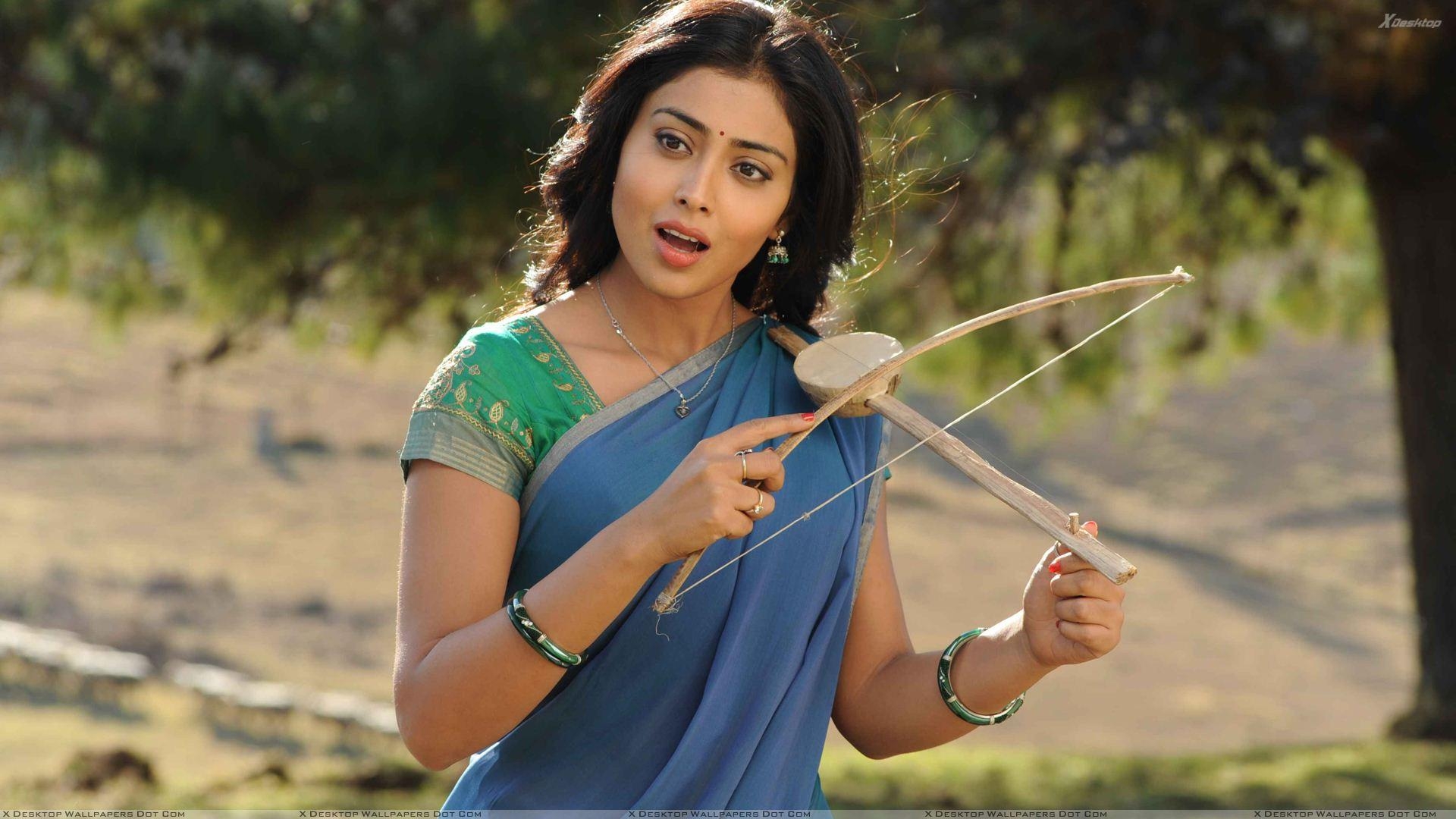 1920x1080 Shriya Saran Open Mouth N Instrument In Hand In Kutty Movie Wallpaper, Desktop