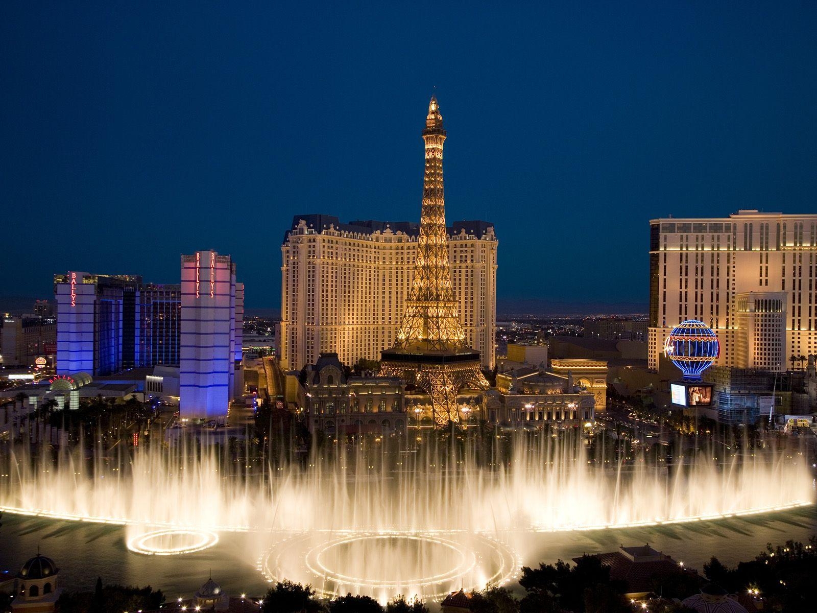 1600x1200 Bellagio Fountains and City View Wallpaper, Desktop