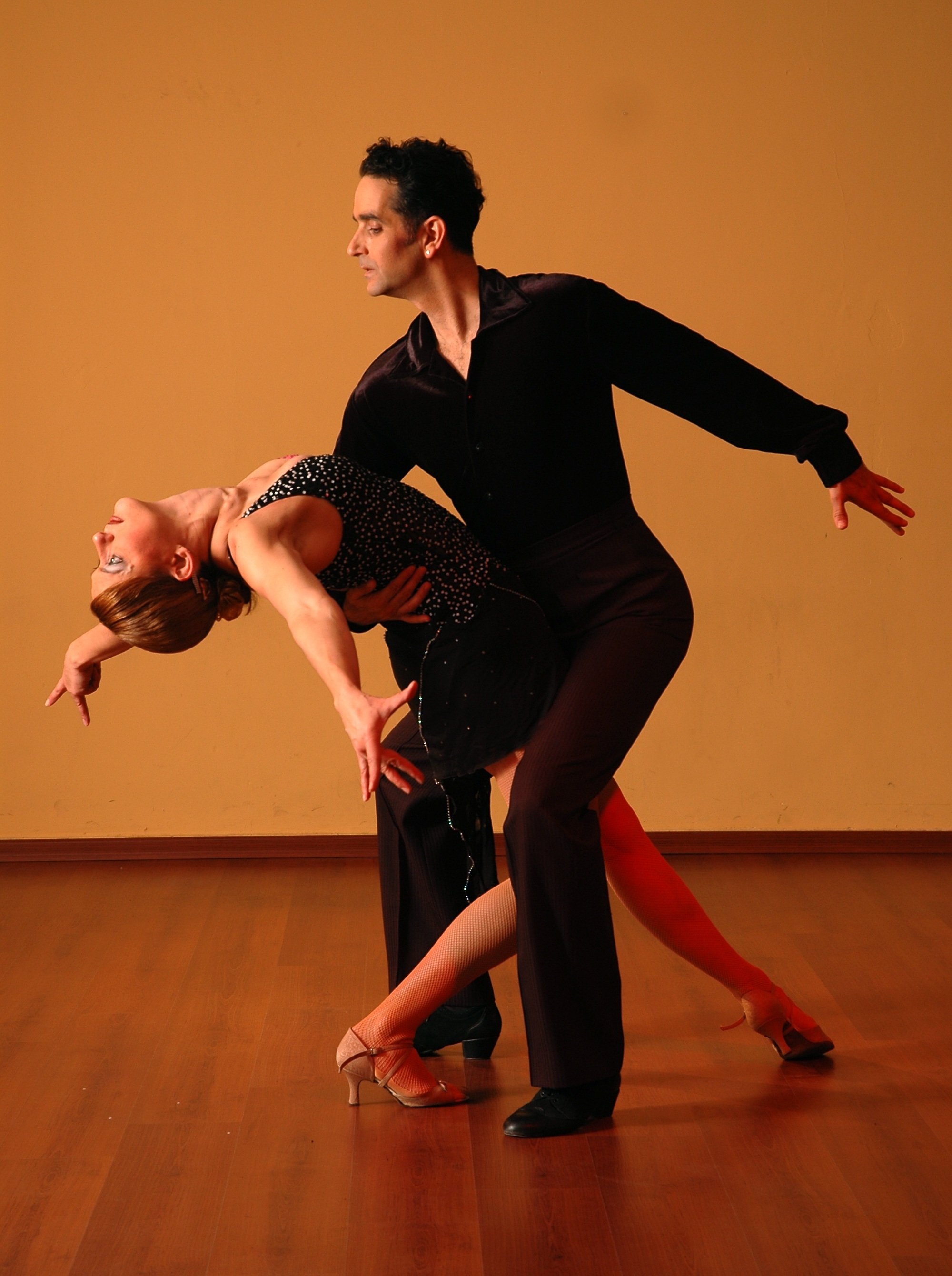 2000x2680 Man and Woman Dancing · Free, Phone