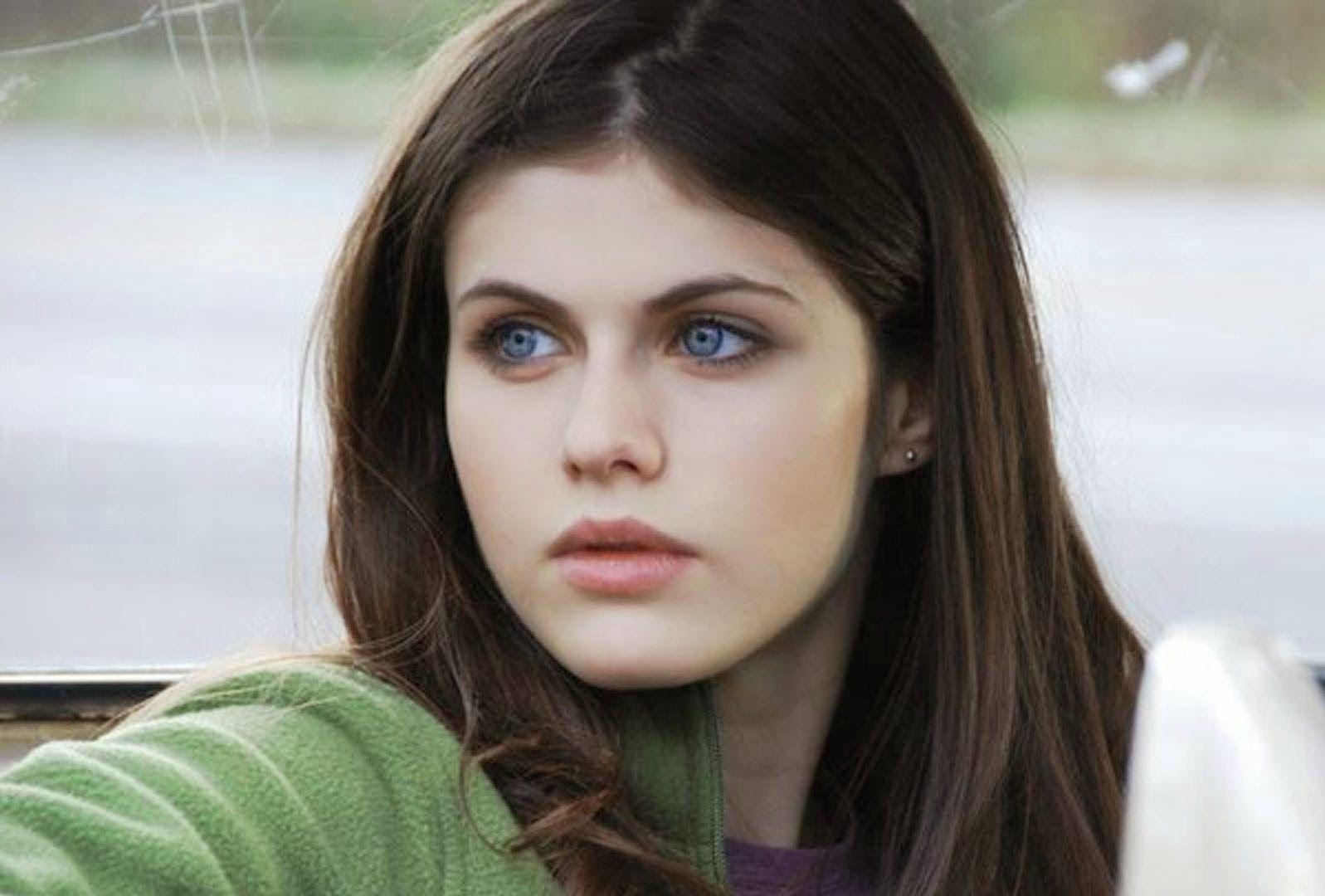 1600x1080 Hollywood Actress Wallpaper: Alexandra Daddario Wallpaper, Desktop