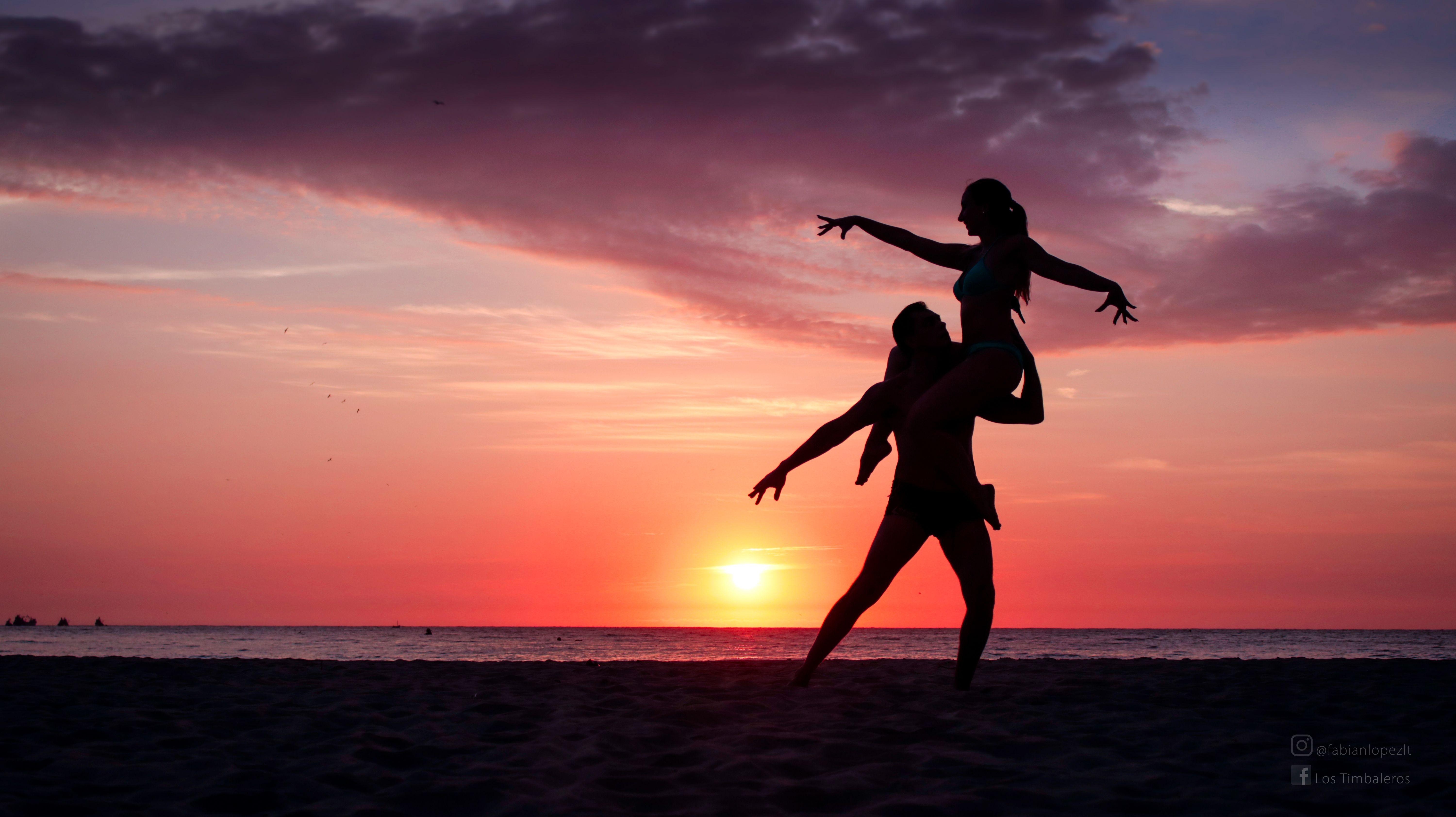 6000x3370 Pareja bailando en la playa al atardecer silueta sombra- couple, Desktop