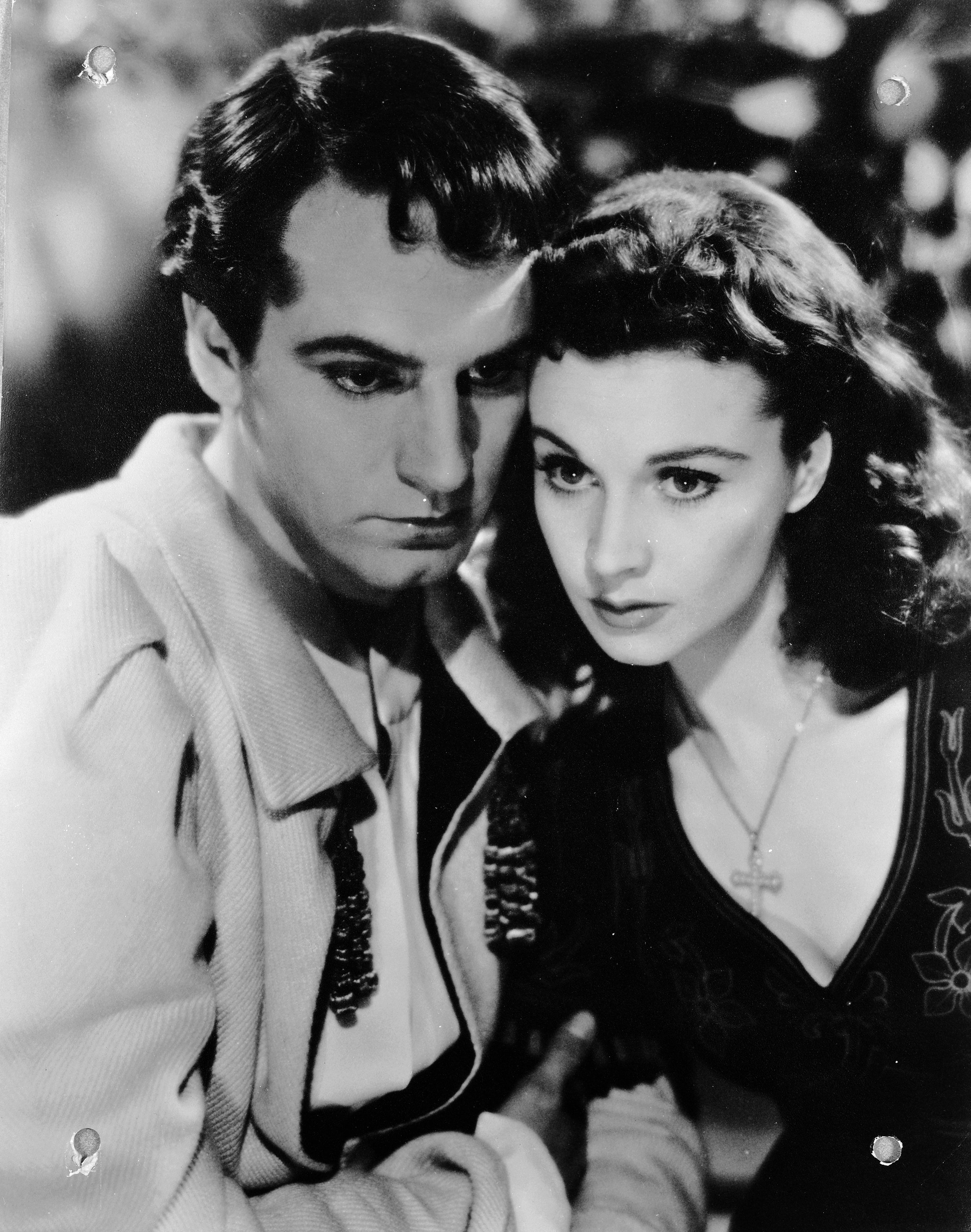 2610x3310 A Timeline of Vivien Leigh and Laurence Olivier's Tragic Love Story, Phone