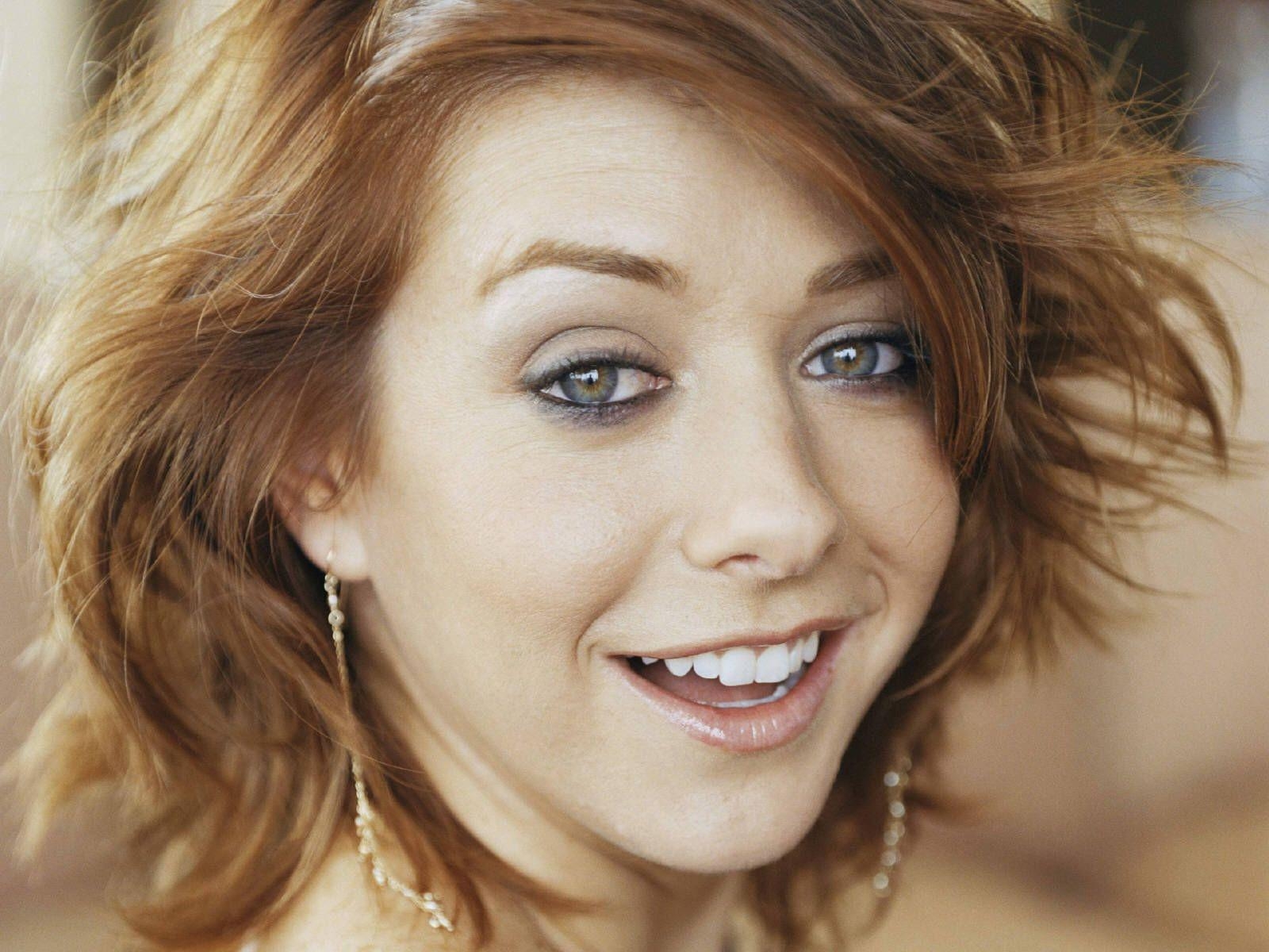 1600x1200 Cute Alyson Hannigan 24773  px, Desktop